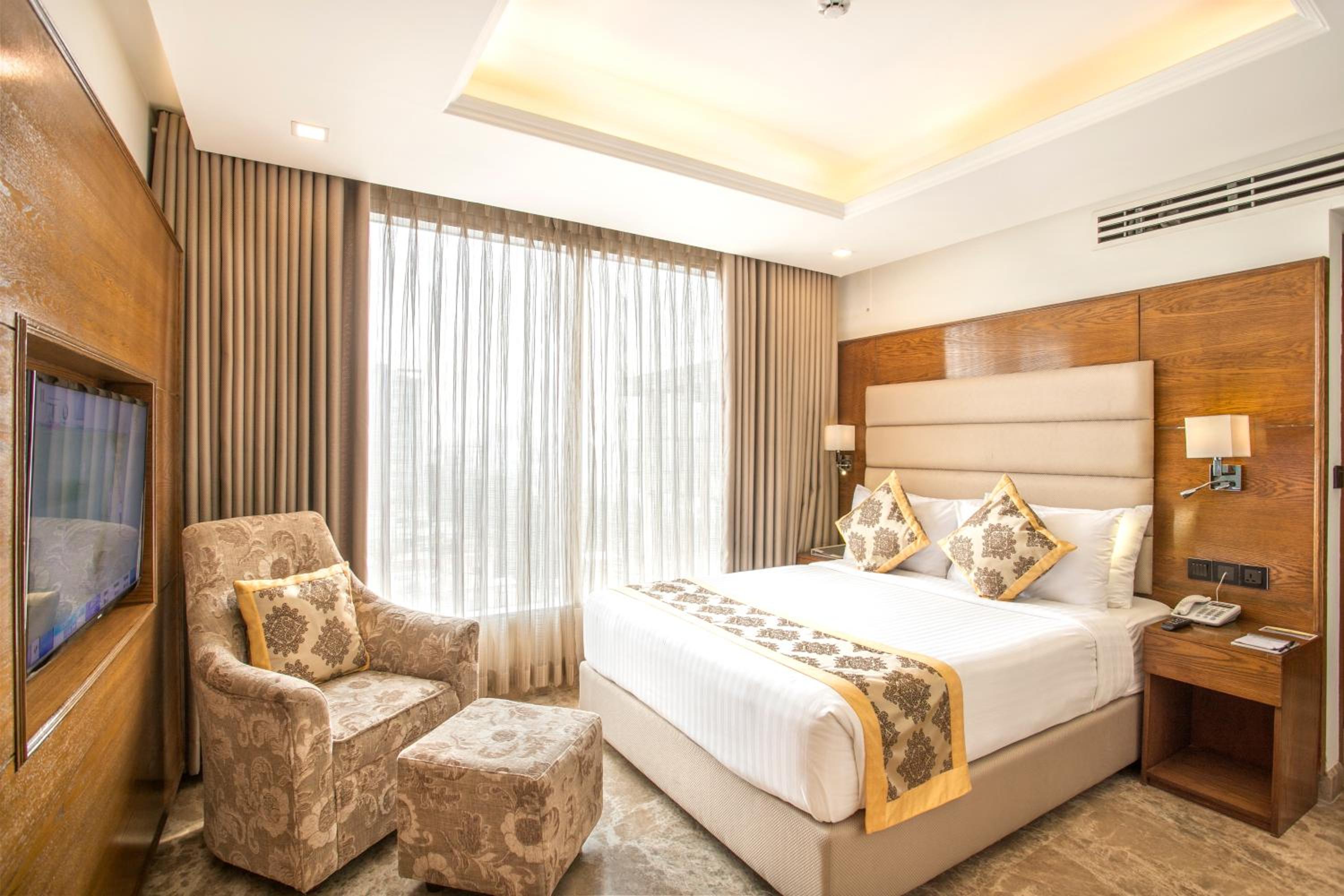Deluxe King Room photo 2