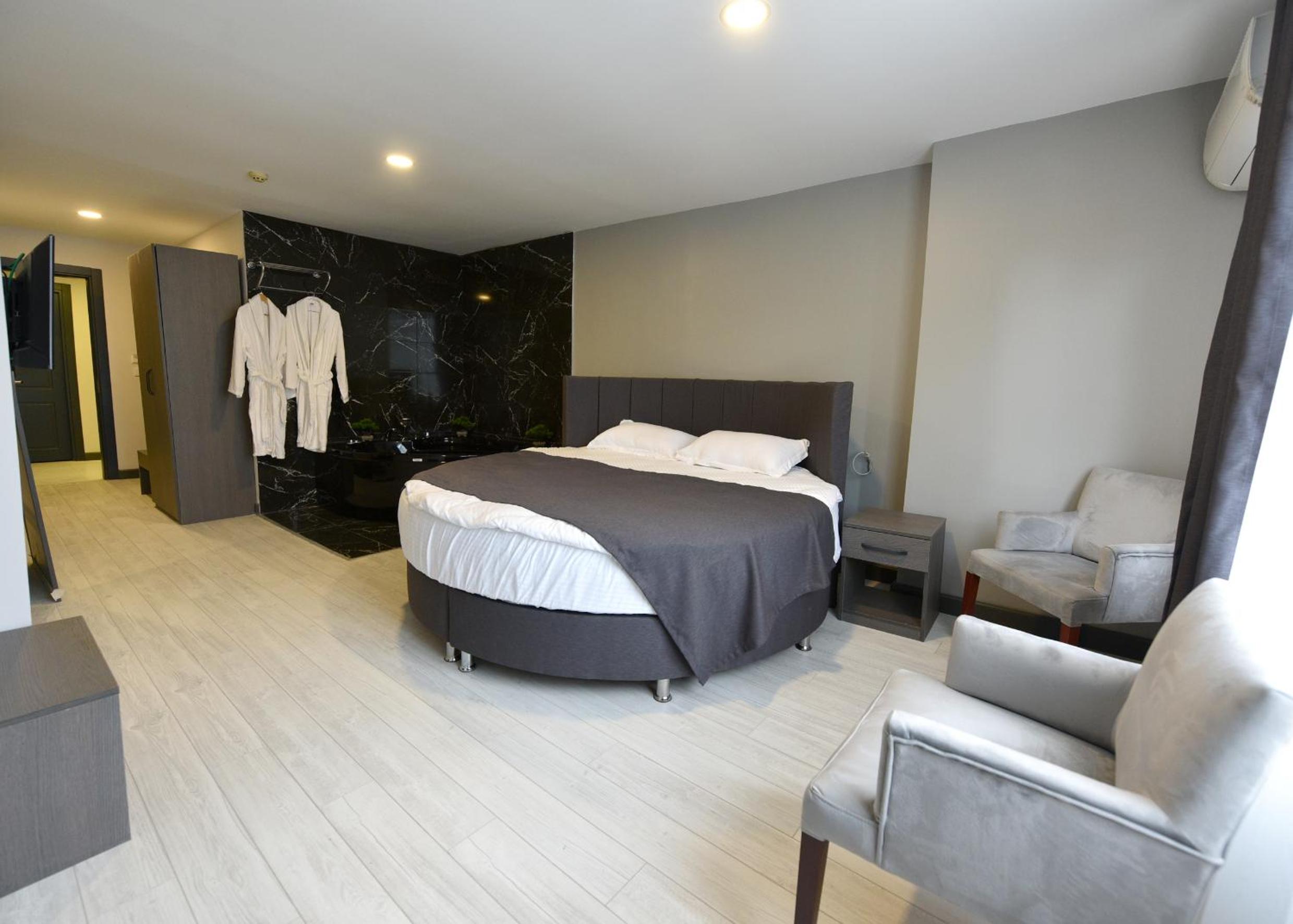 Suite with Hot Tub - Photo 10
