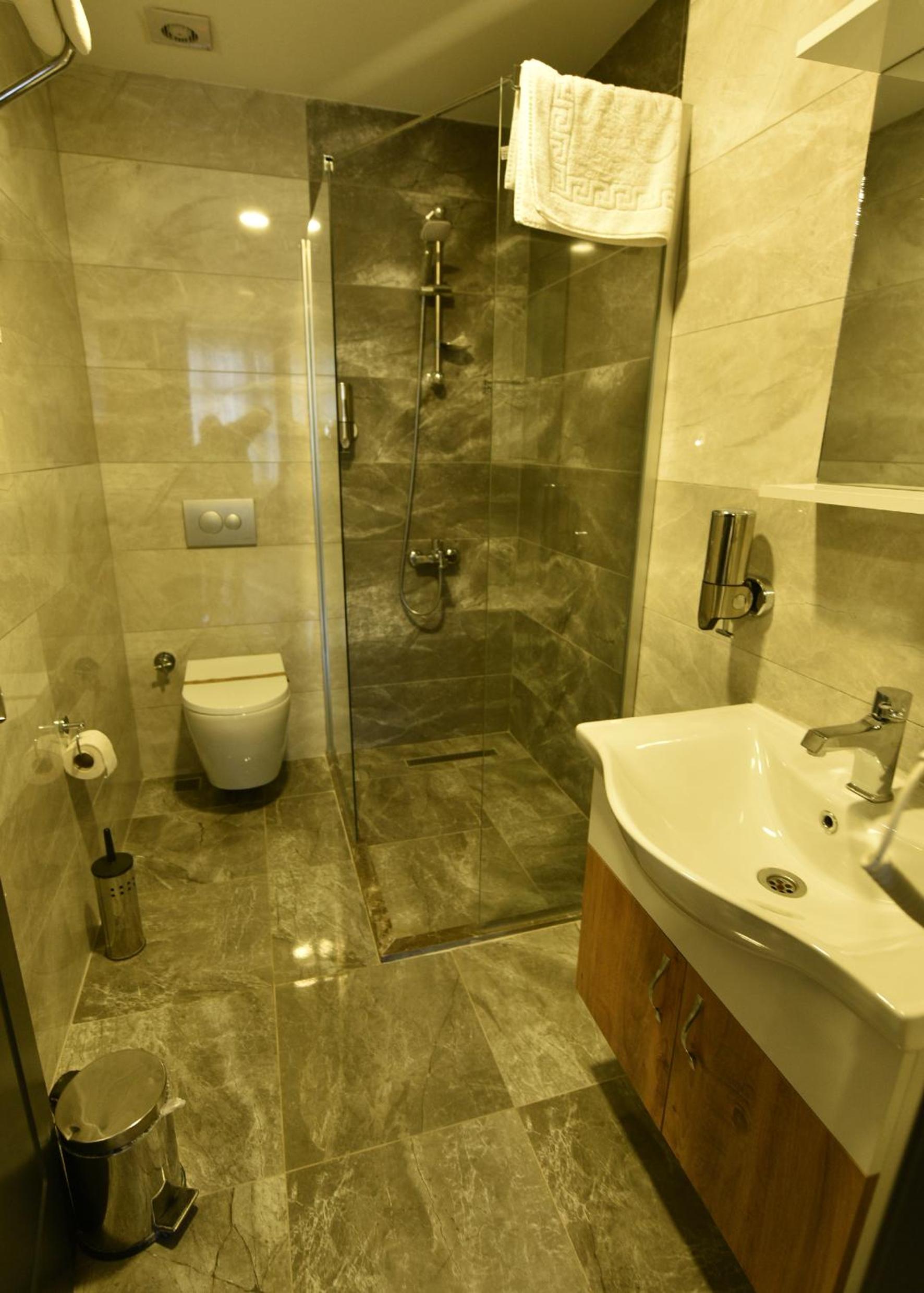 Deluxe Double Room With Balcony And Sea View - Photo 10