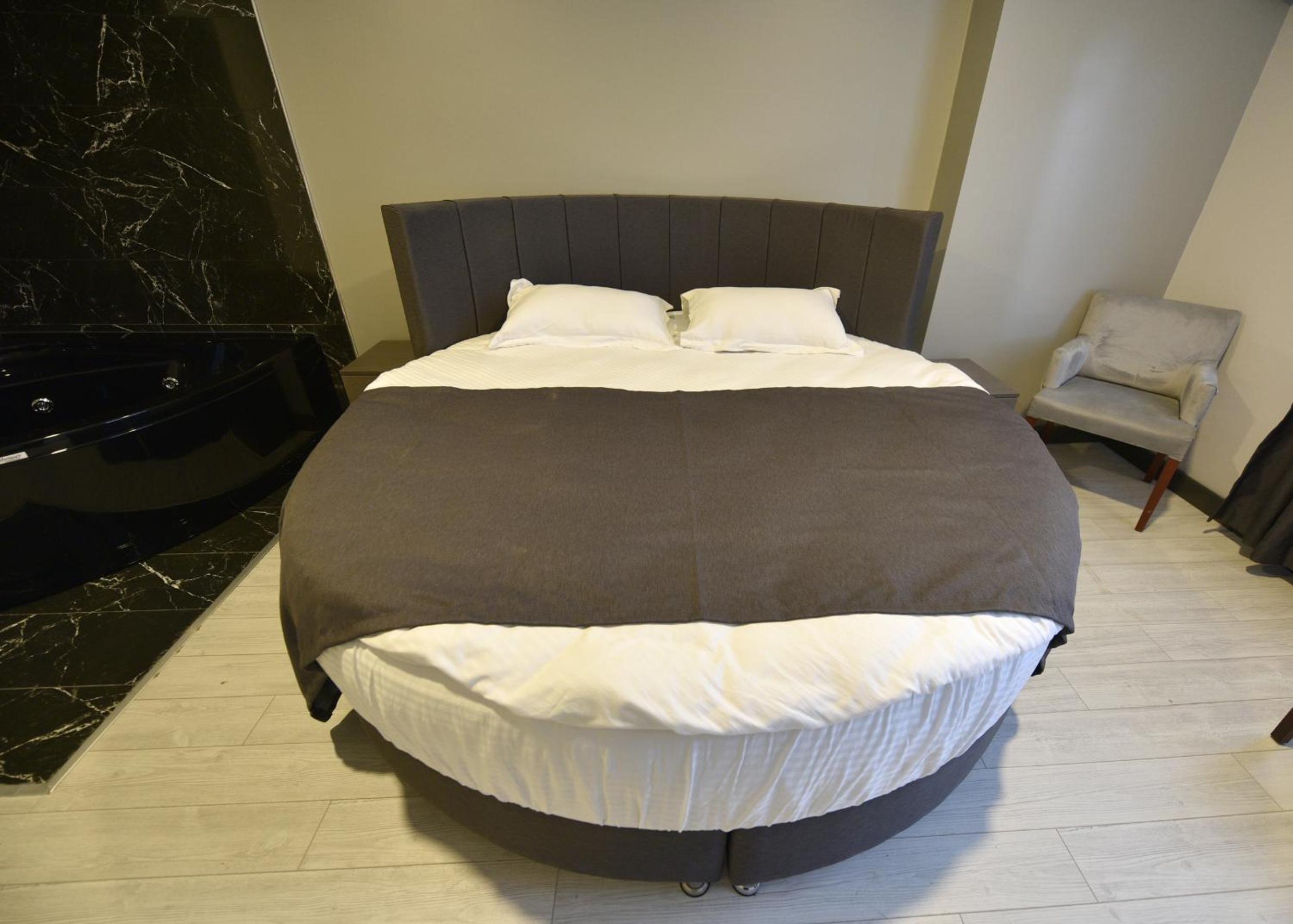 Suite with Hot Tub - Photo 1