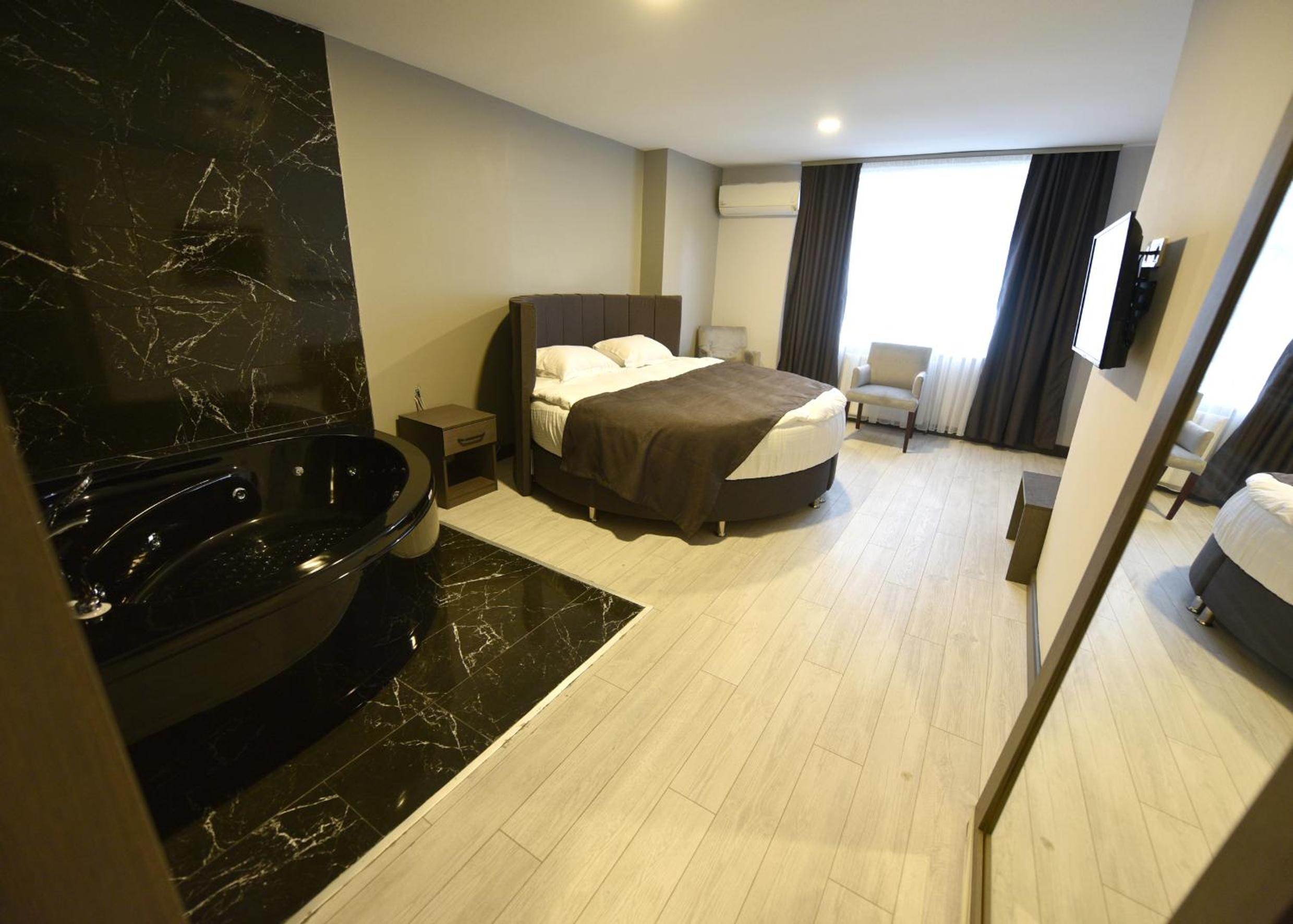 Suite with Hot Tub - Photo 12