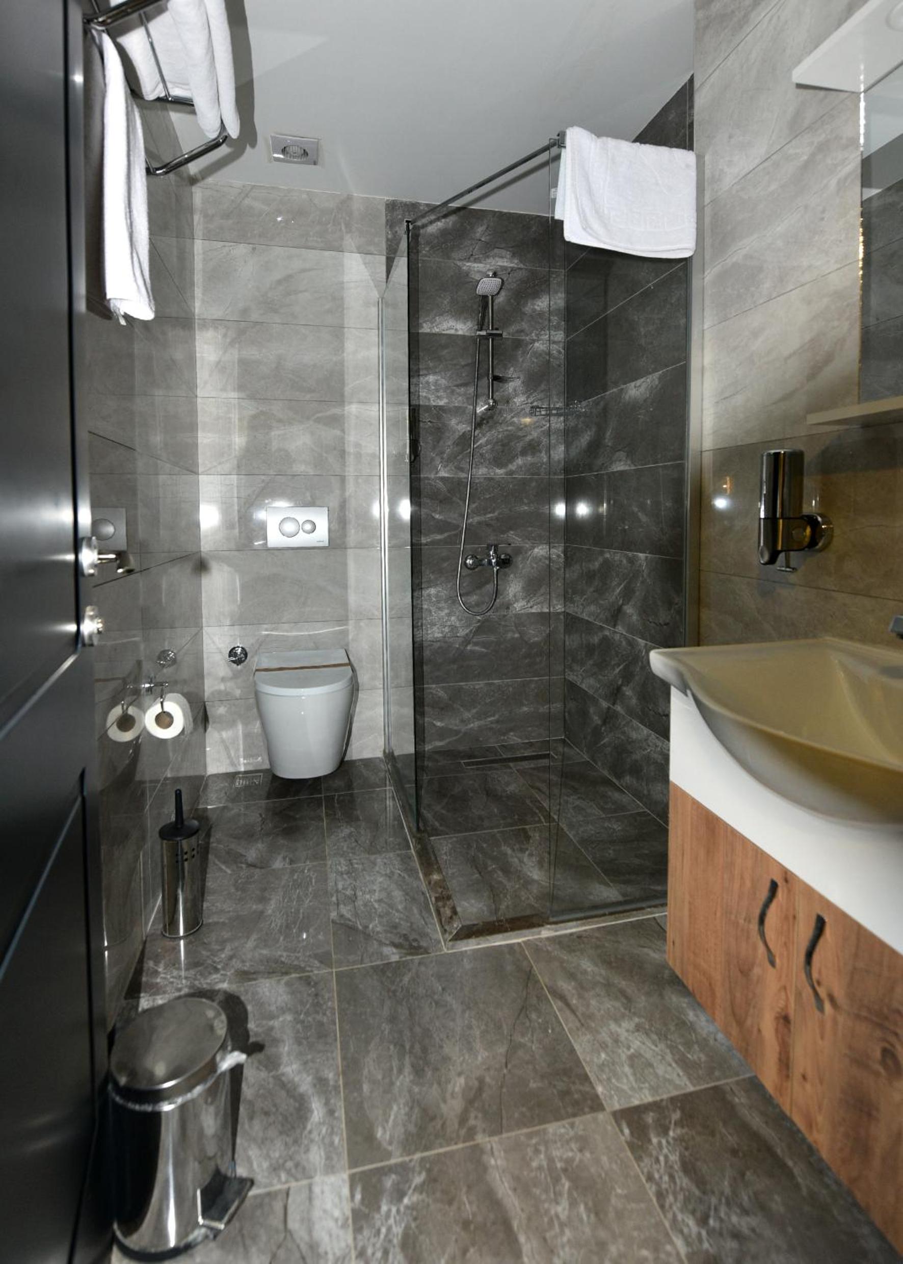 Suite with Hot Tub - Photo 5