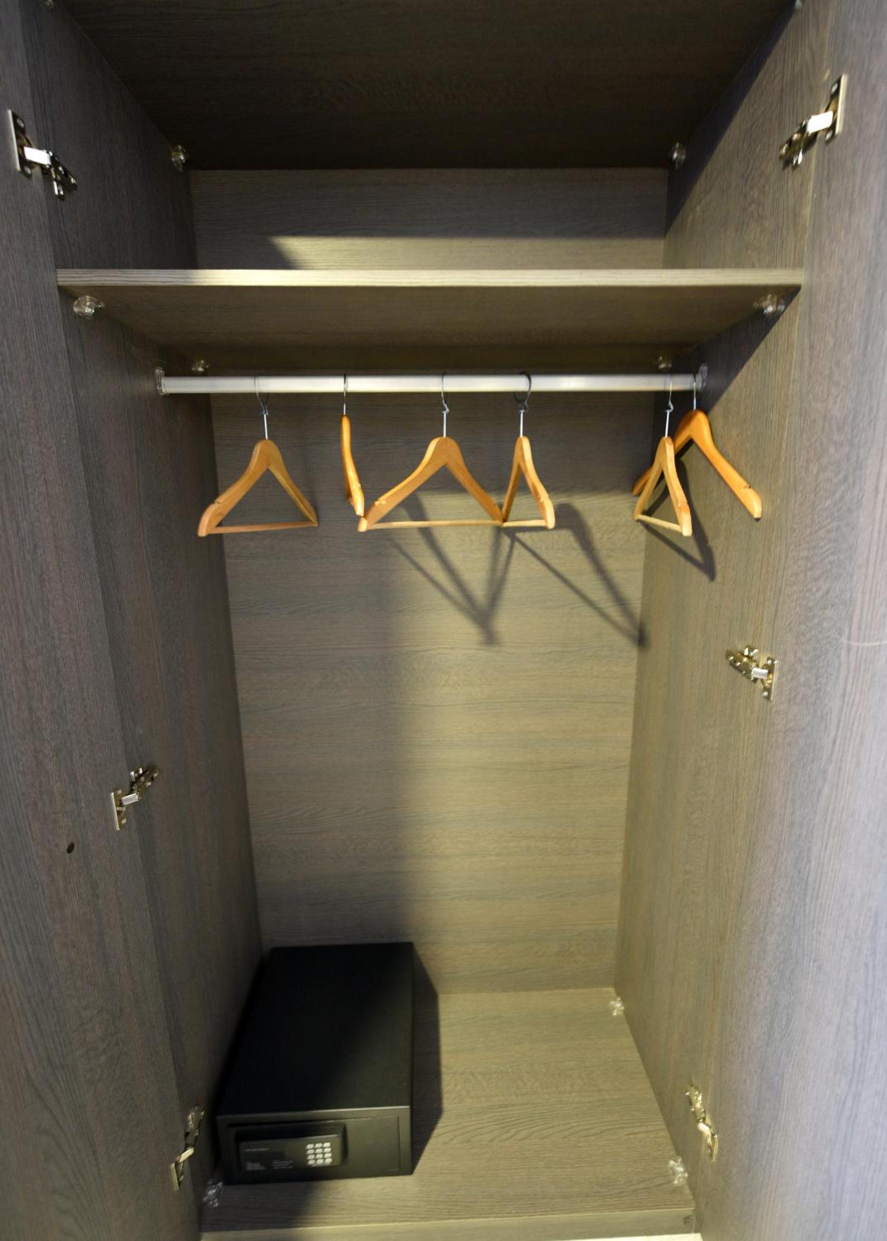 Suite with Hot Tub - Photo 7