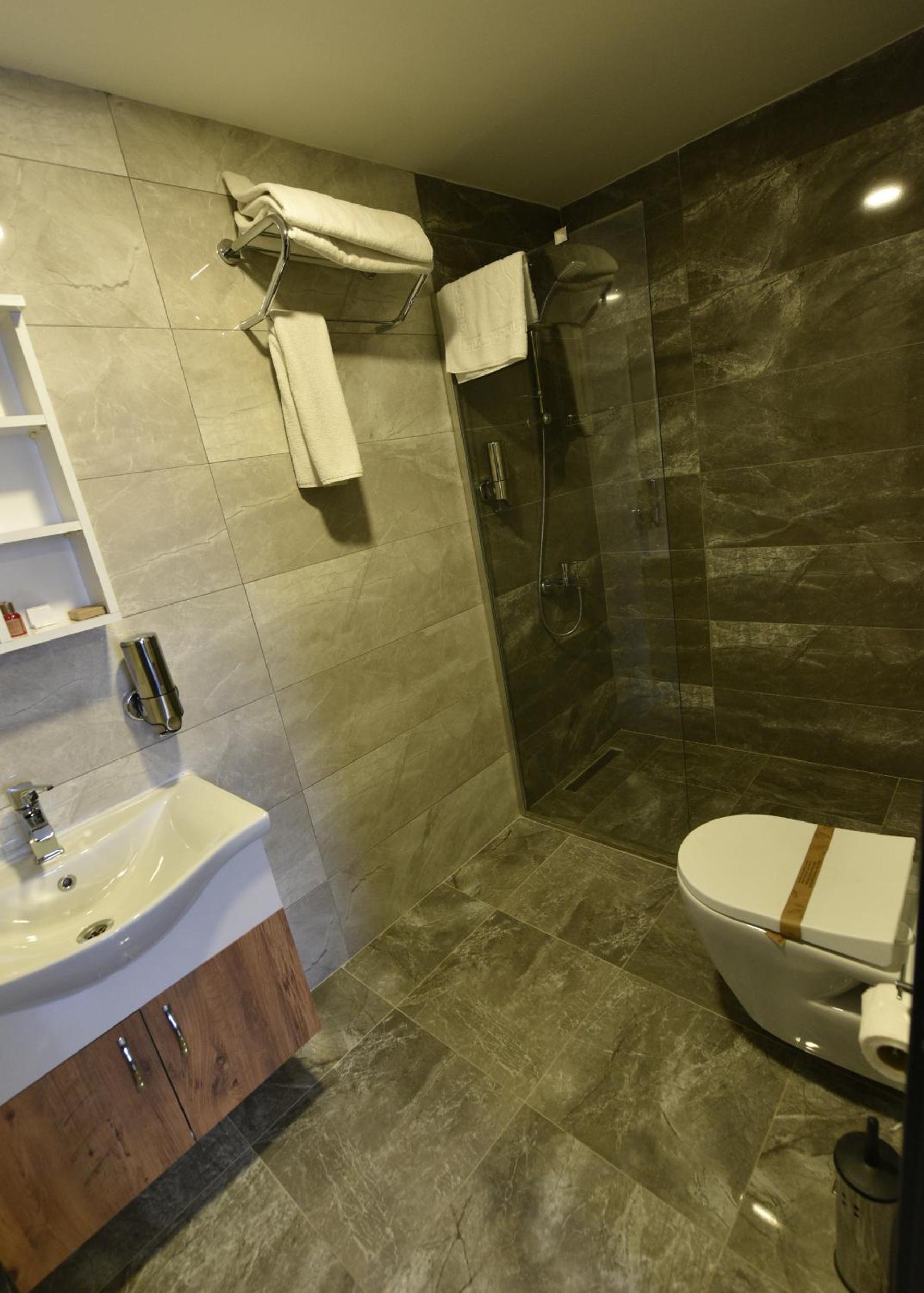 Suite - Photo 12