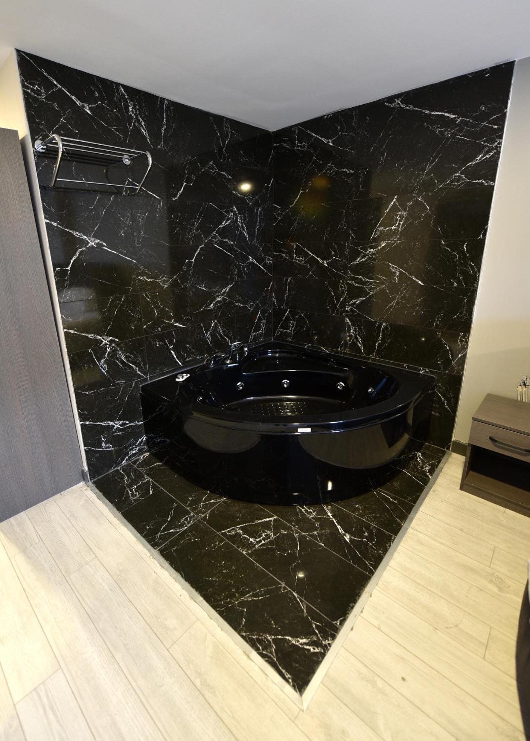 Suite with Hot Tub - Photo 6