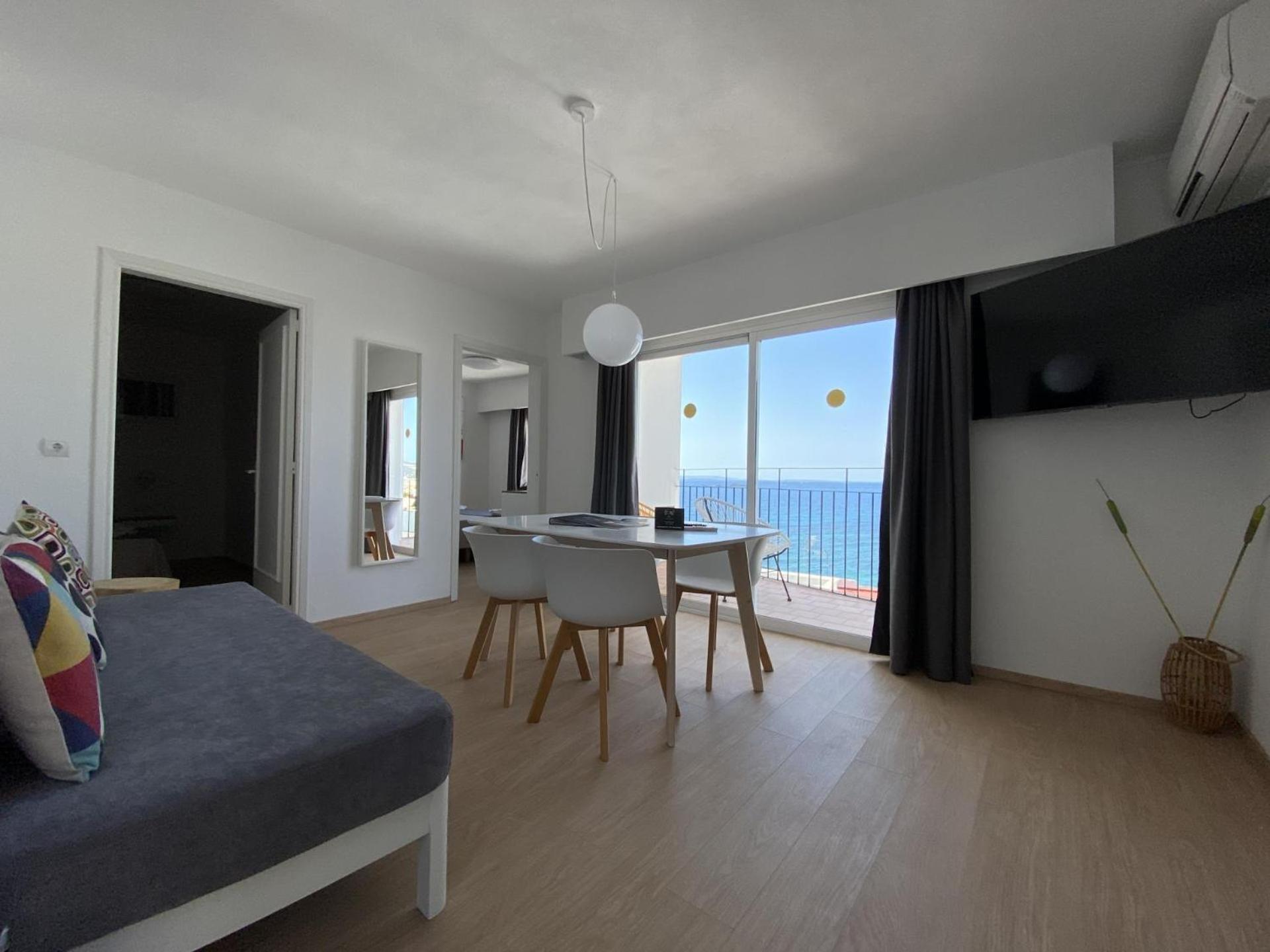Estudio con vista al mar