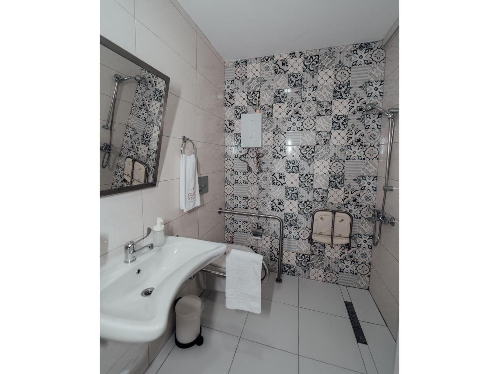 Standard Double or Twin Room - Photo 3