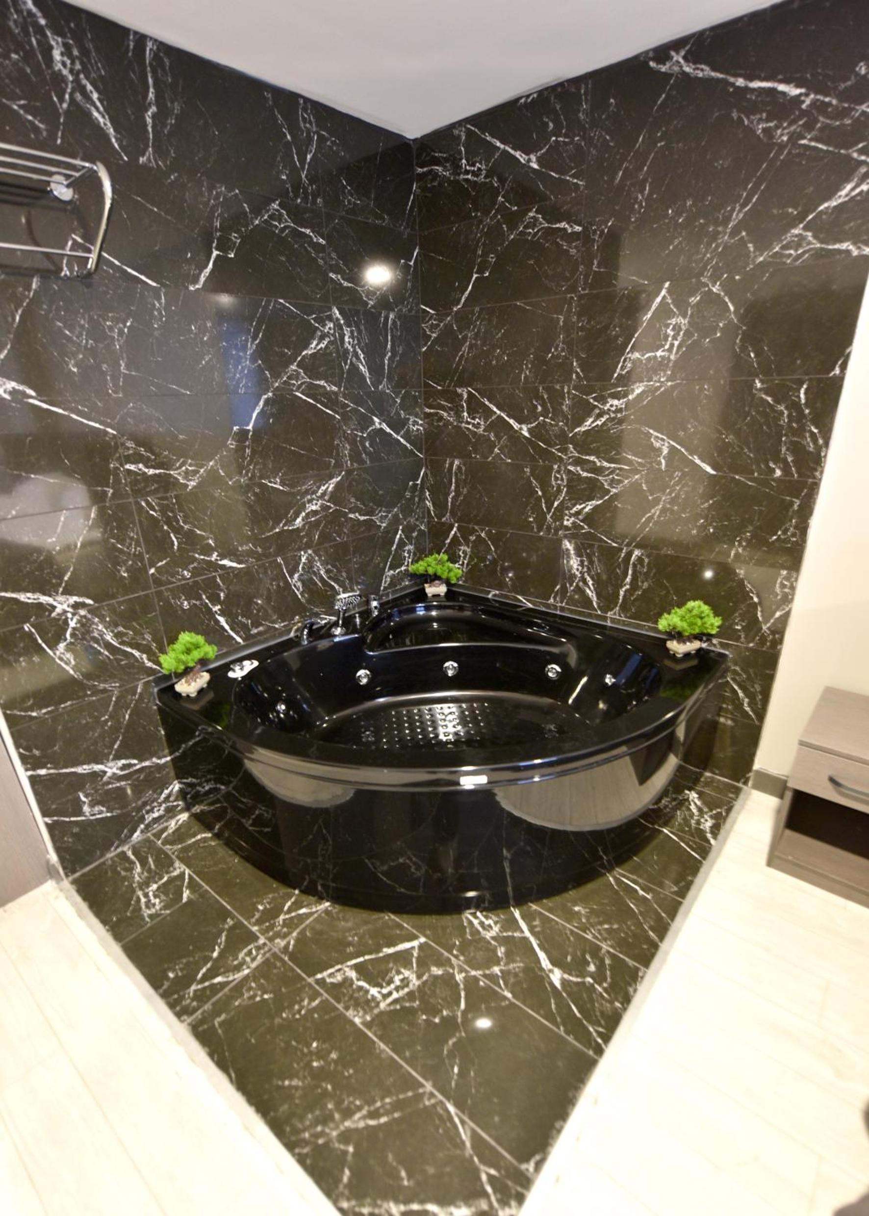 Suite with Hot Tub - Photo 22