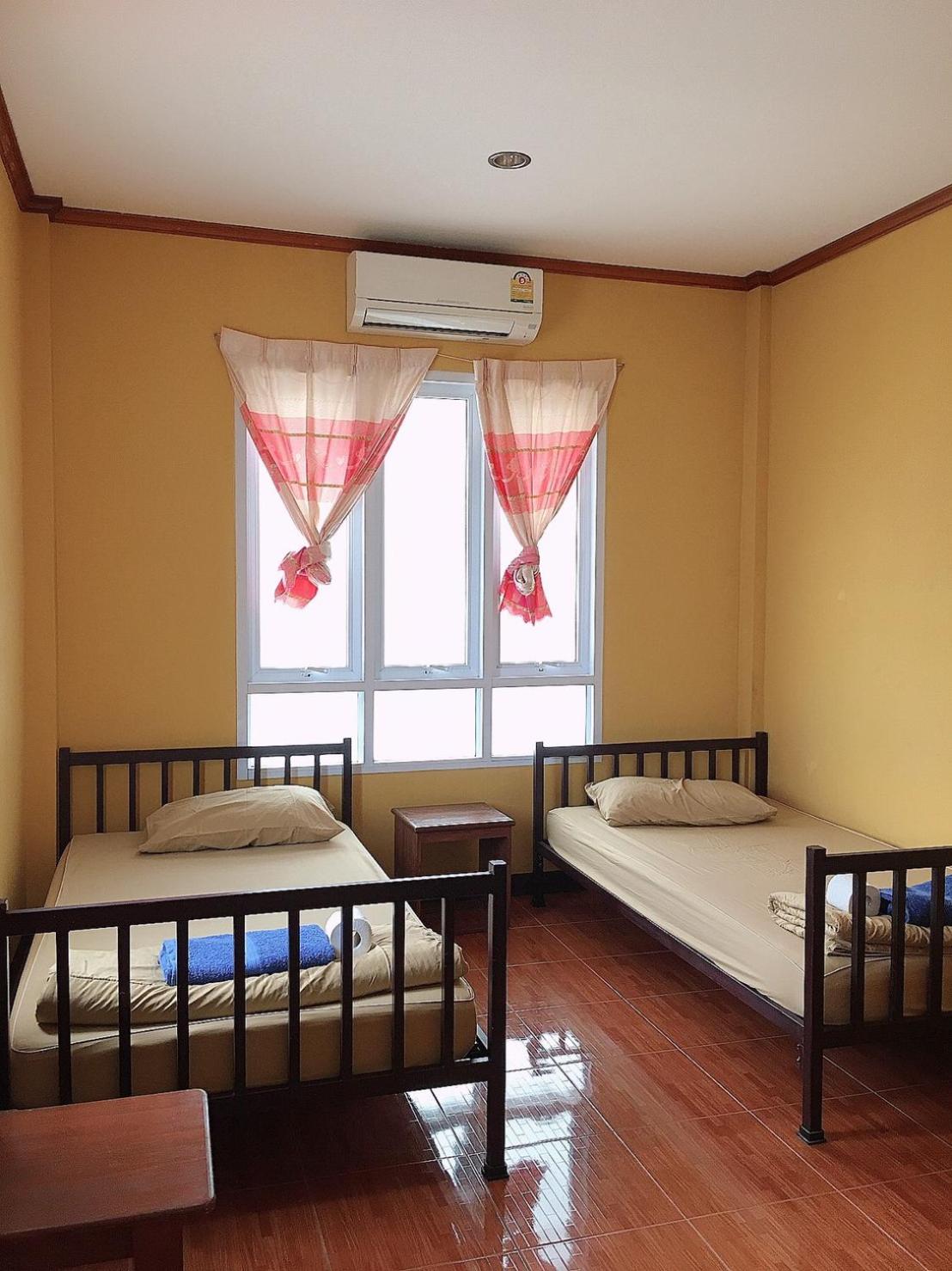 Standard Twin Room with Shared Bathroom photo 2