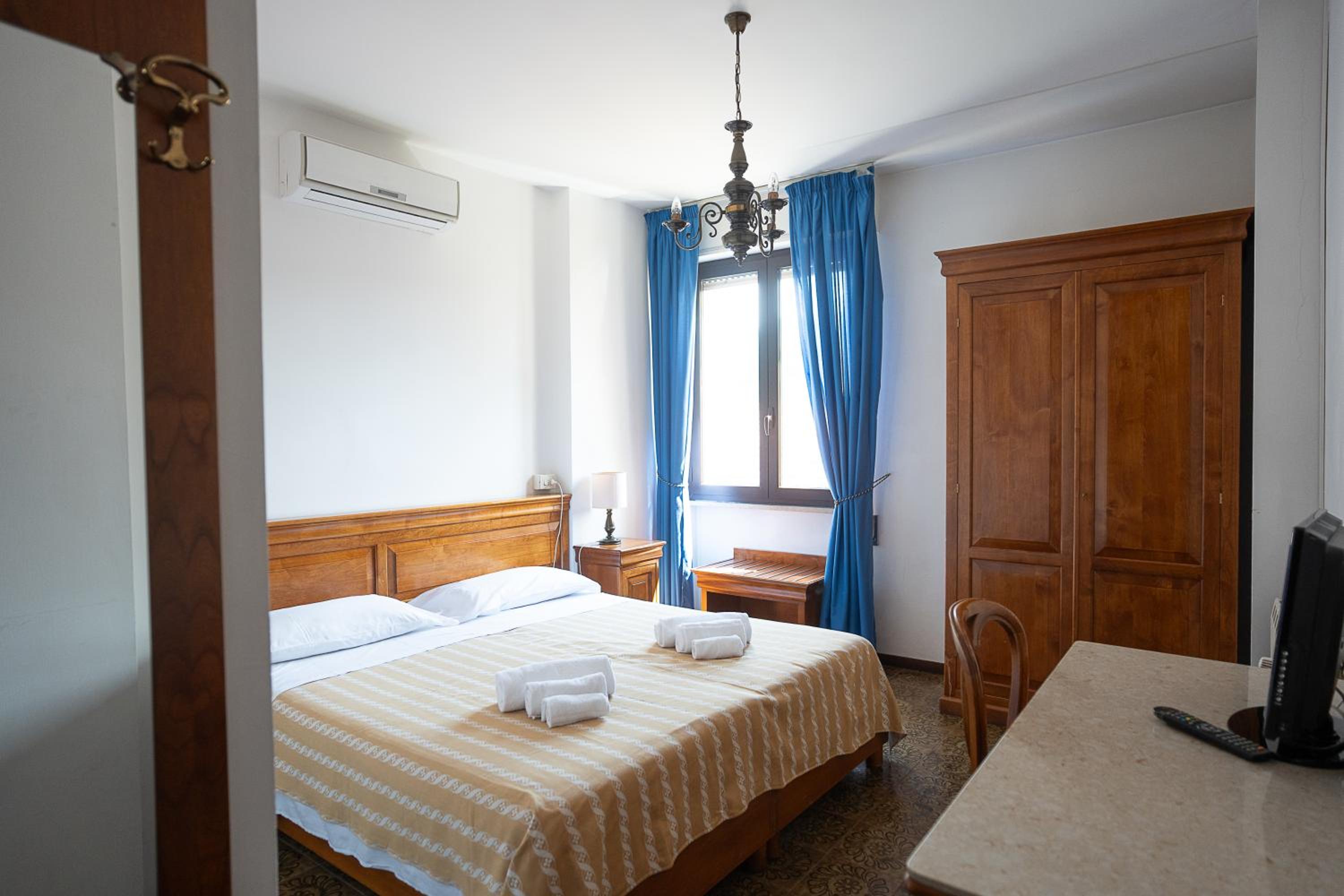 Double Room - Photo 7