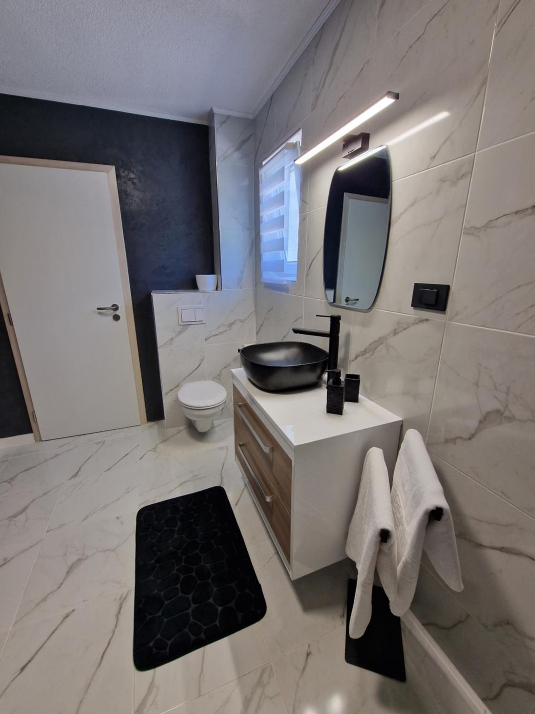 Apartment with Balcony - Photo 4