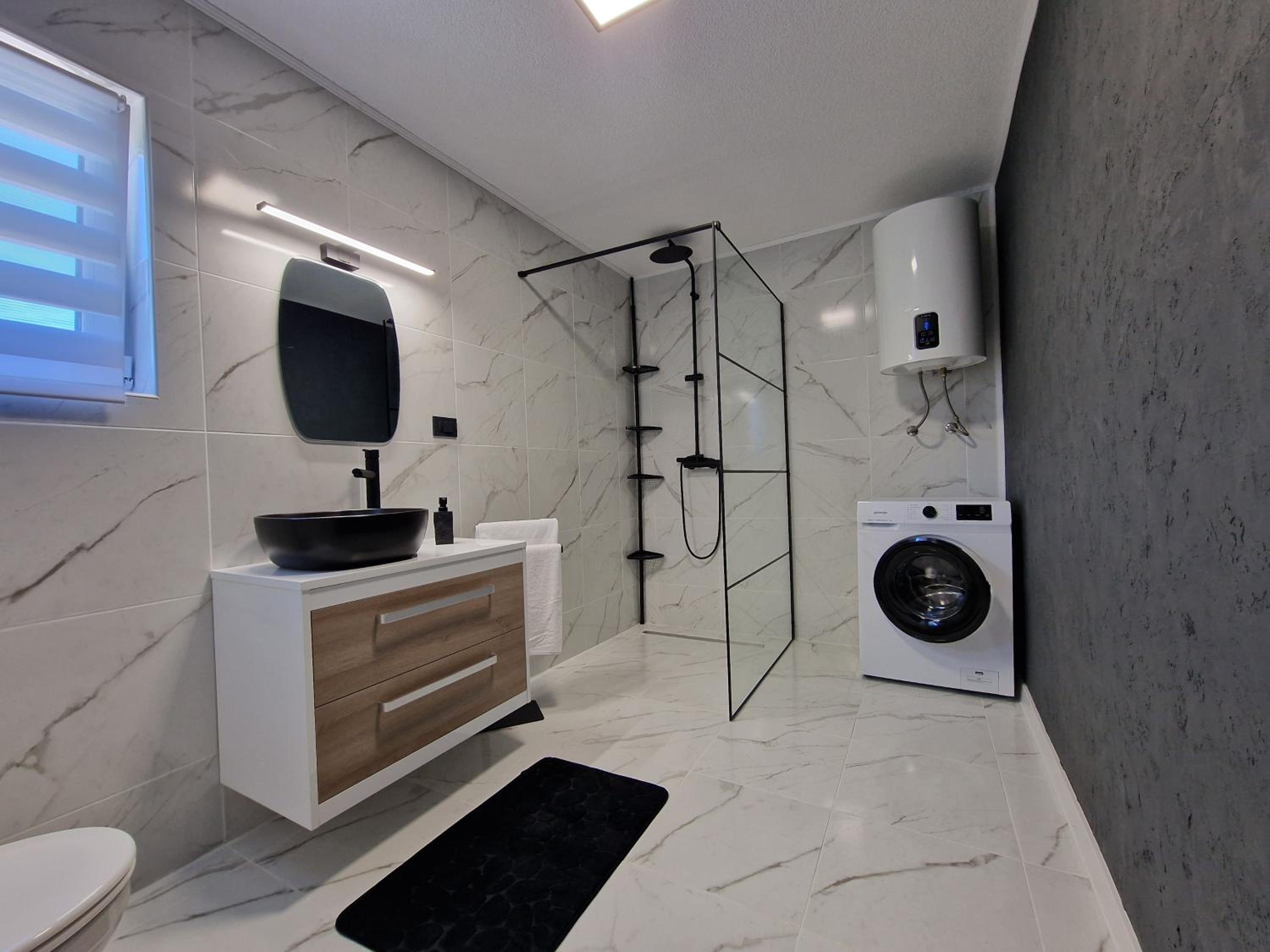 Apartment with Balcony - Photo 6