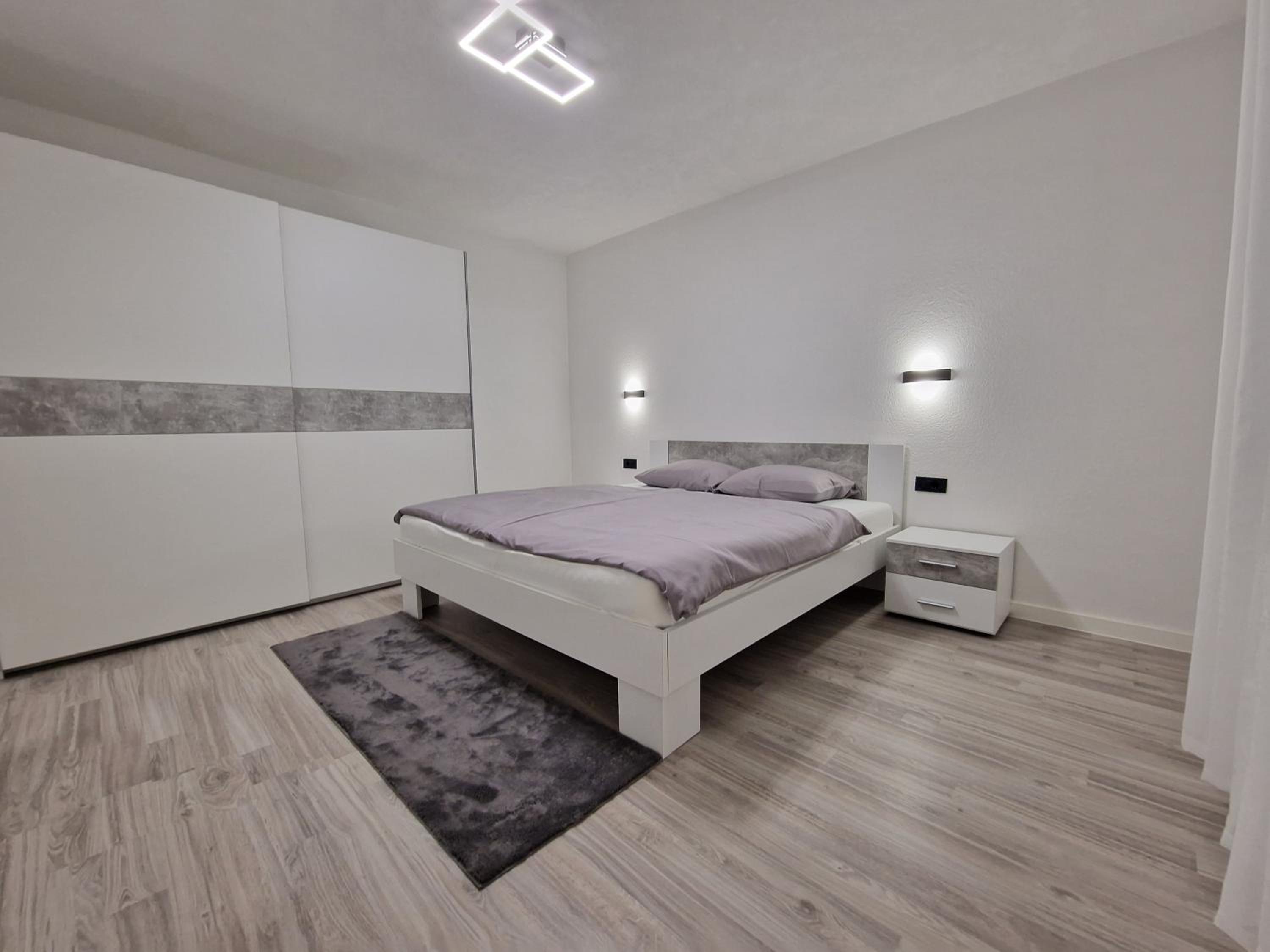 Apartment with Balcony - Photo 5