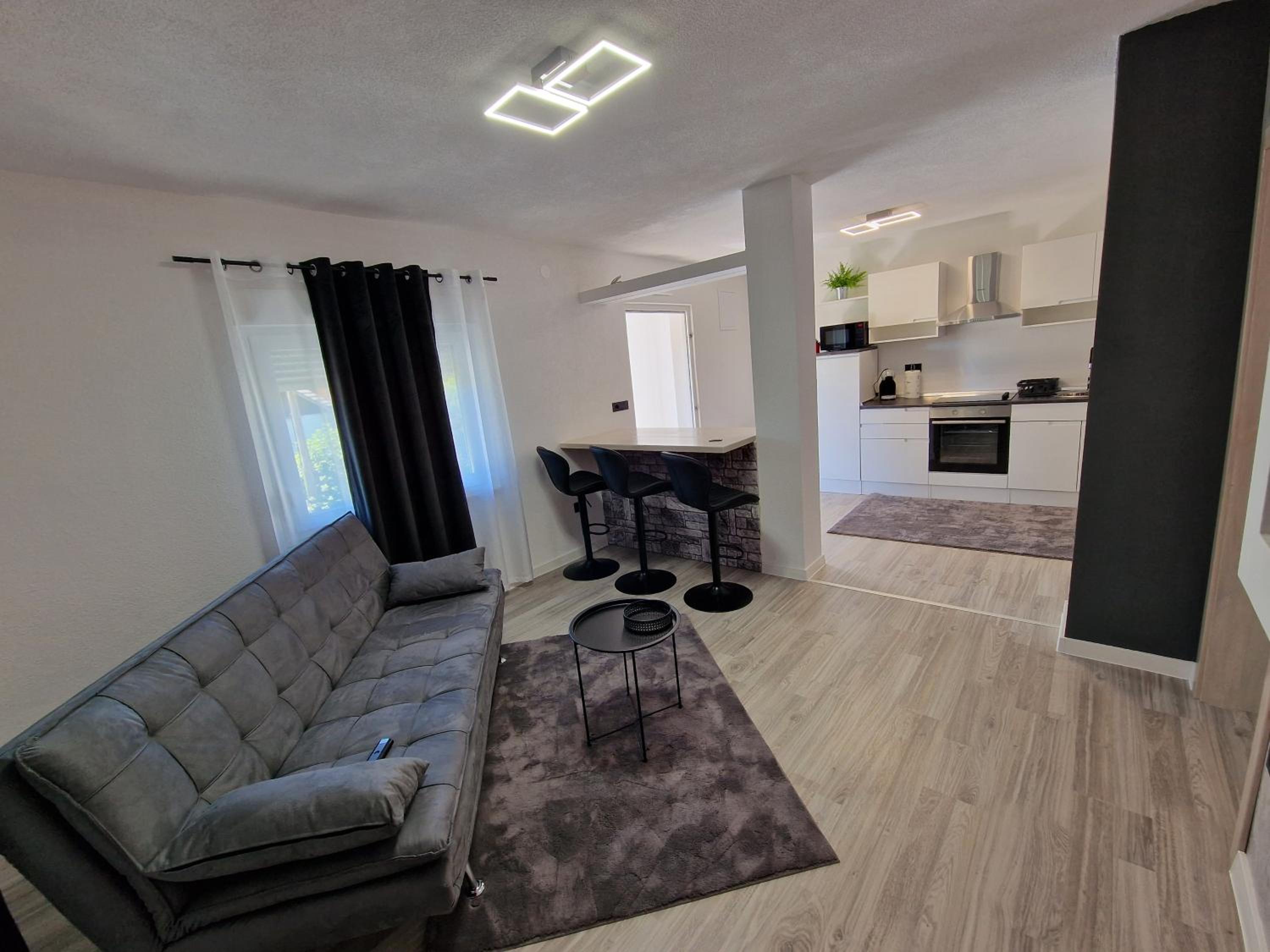 Apartment with Balcony - Photo 7