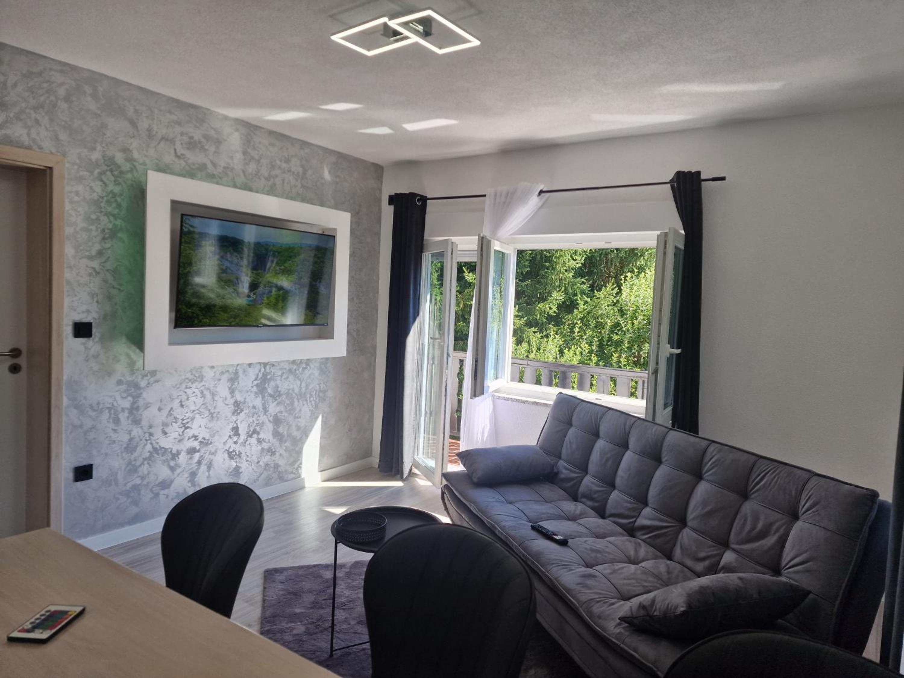 Apartment with Balcony - Photo 14