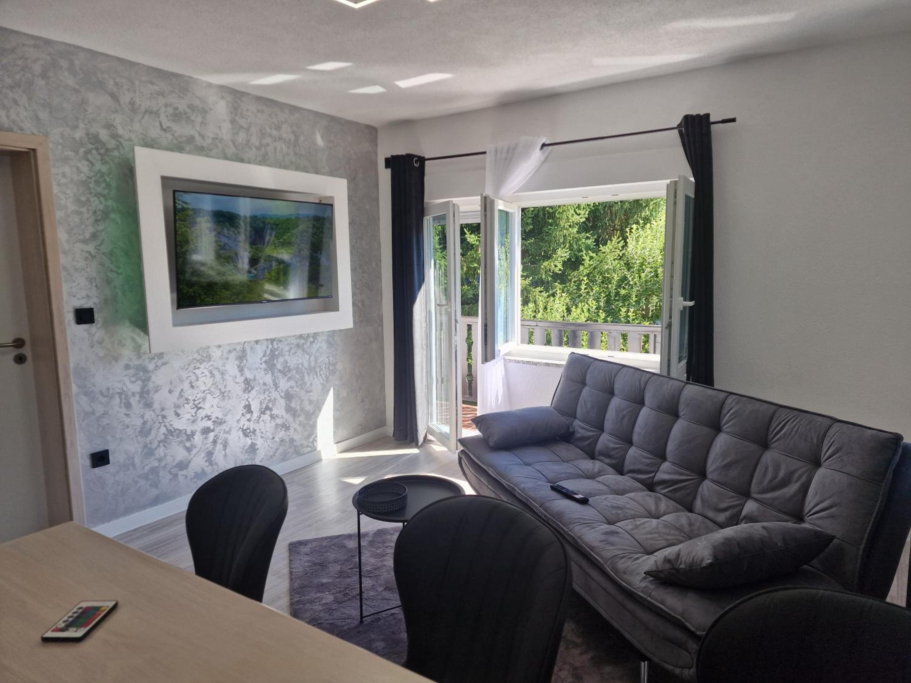 Apartment with Balcony - Photo 9