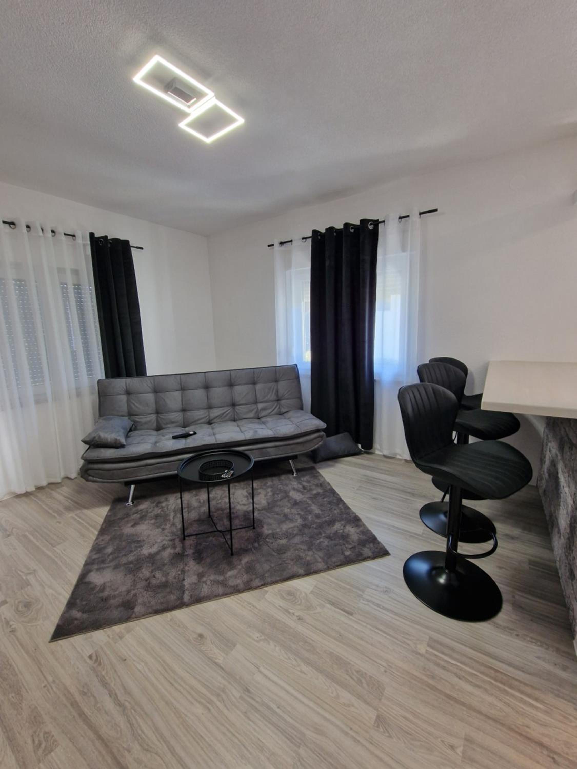 Apartment with Balcony - Photo 2