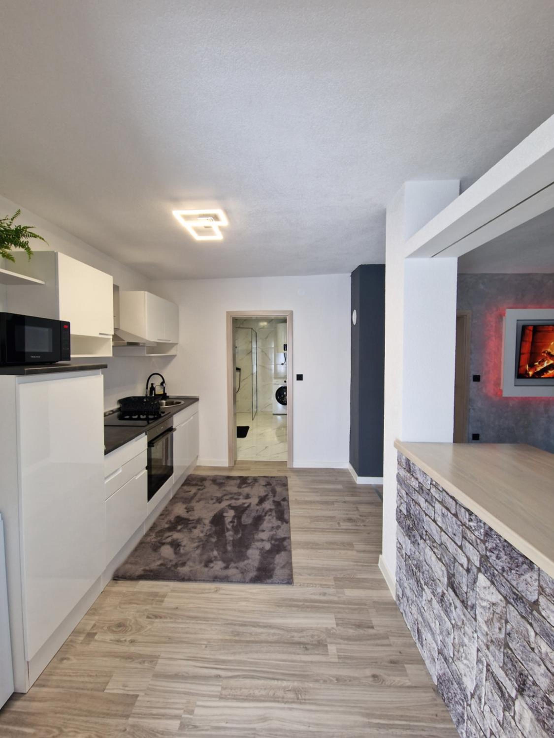 Apartment with Balcony - Photo 12