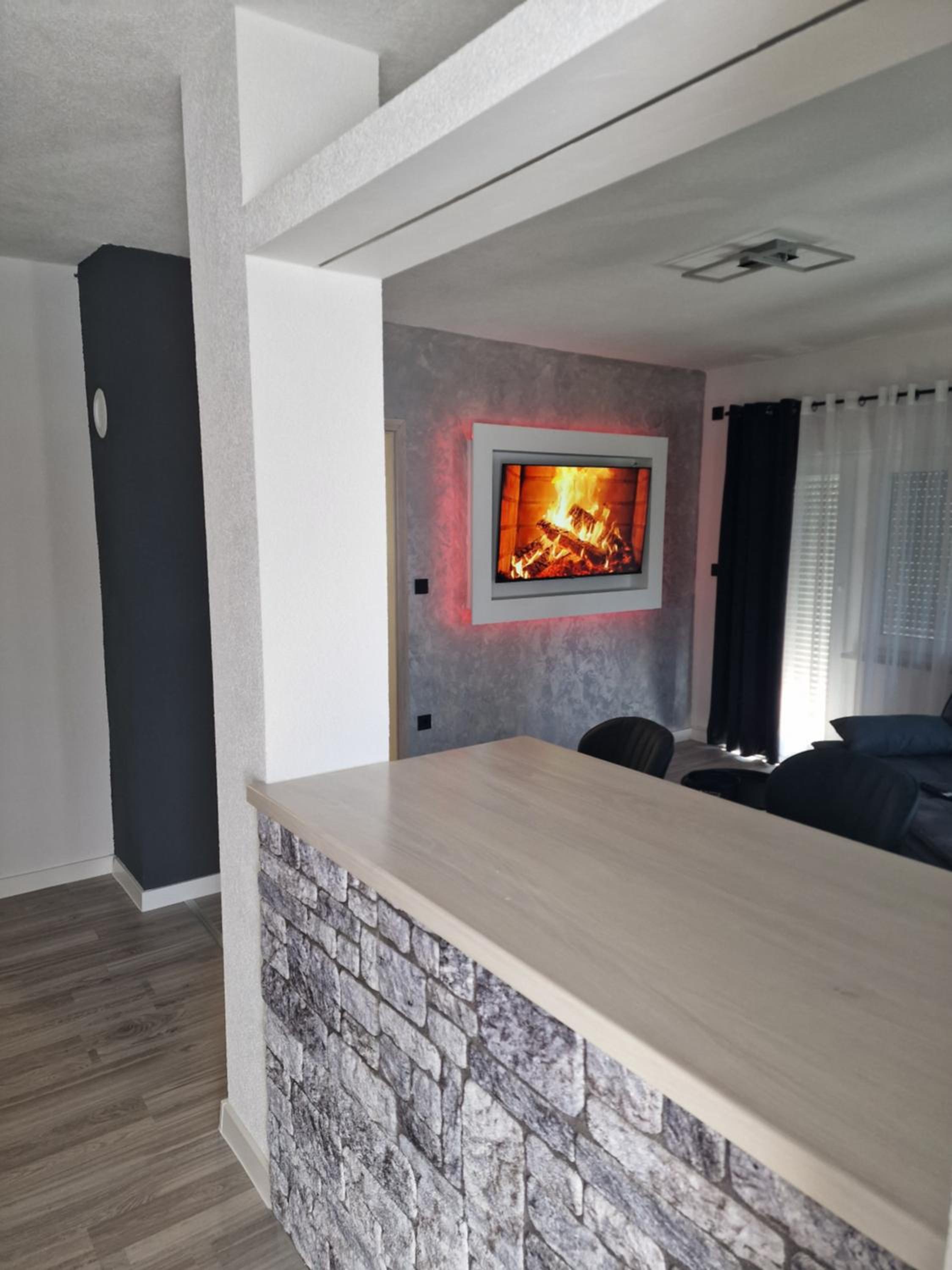 Apartment with Balcony - Photo 3