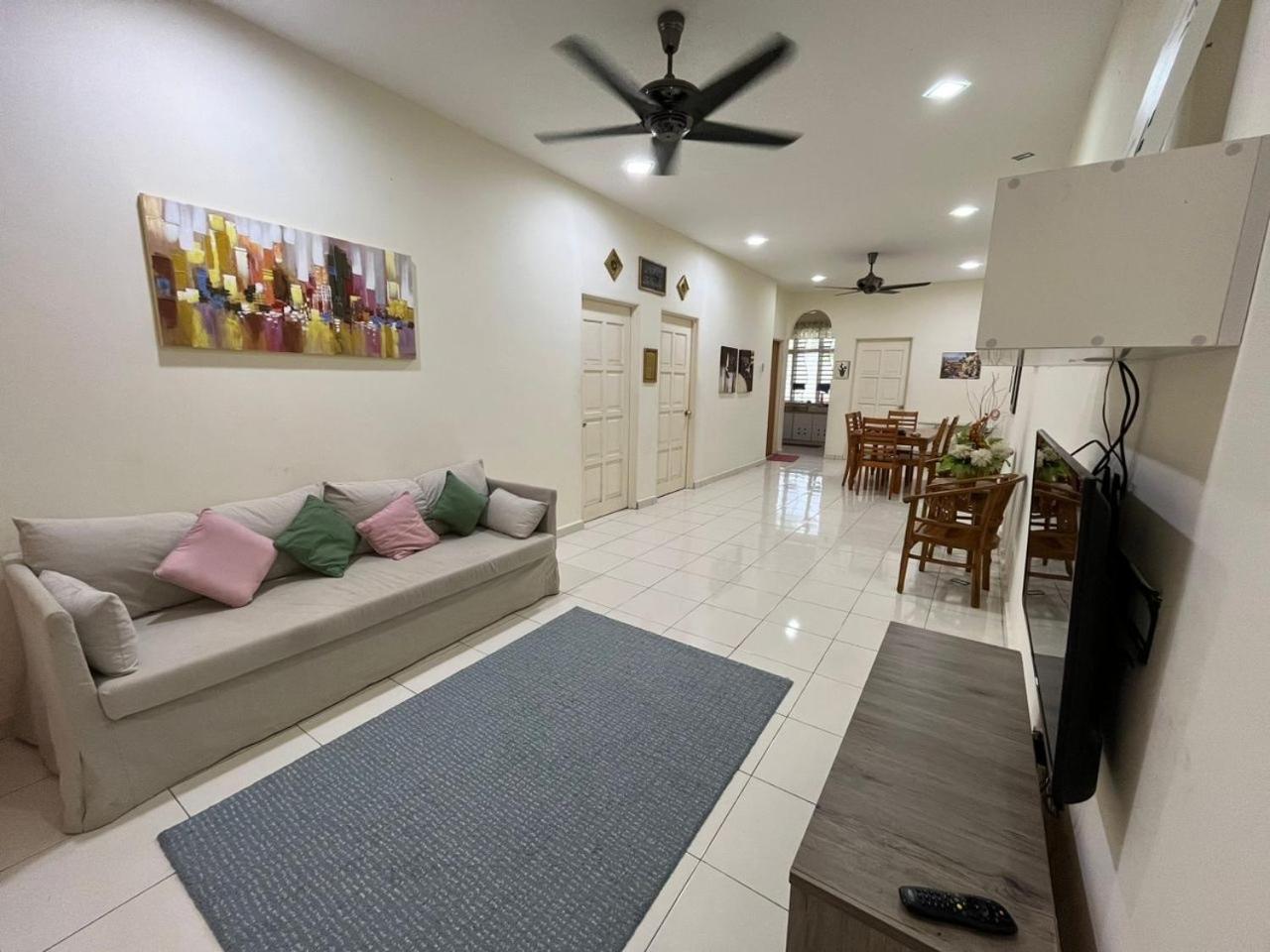 Three-Bedroom House photo 2