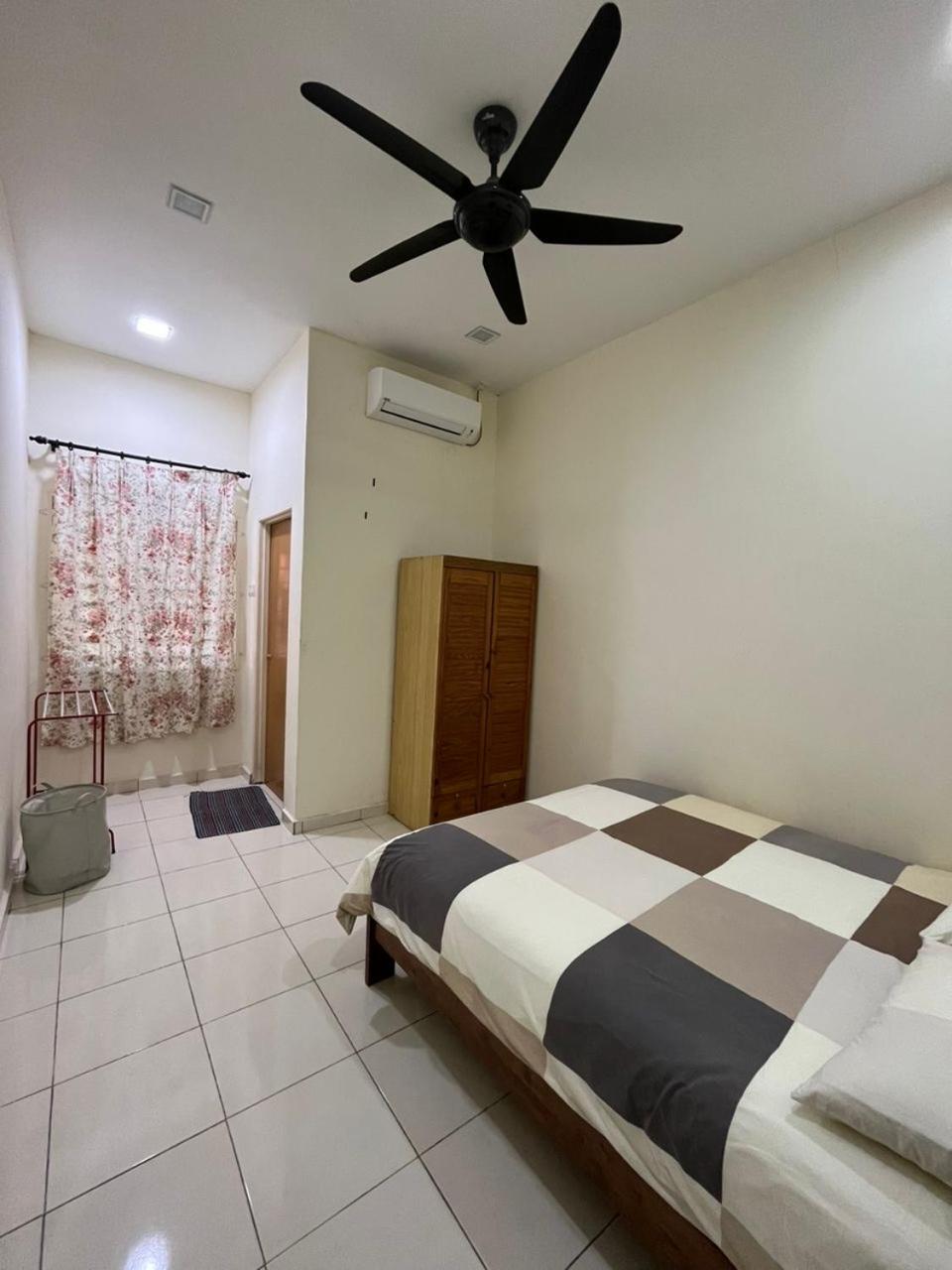 Three-Bedroom House photo 3