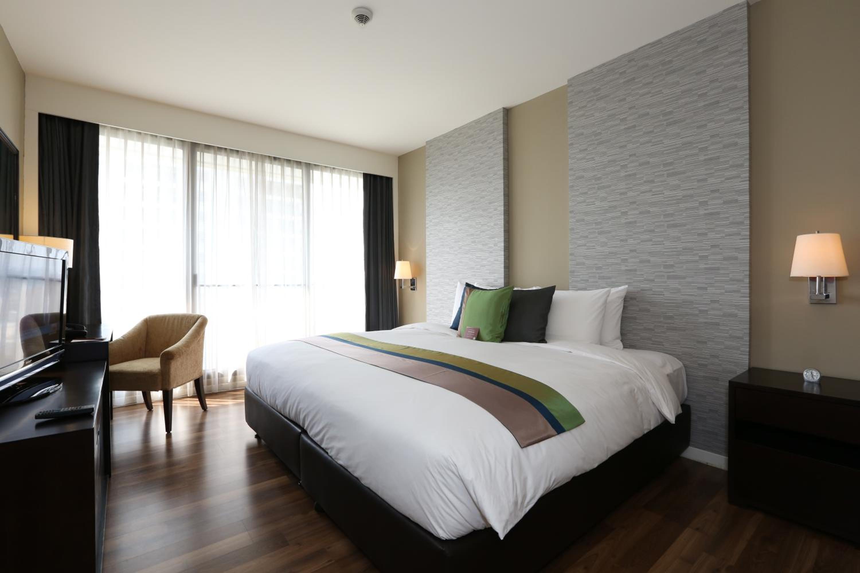 Superior One-Bedroom Apartment