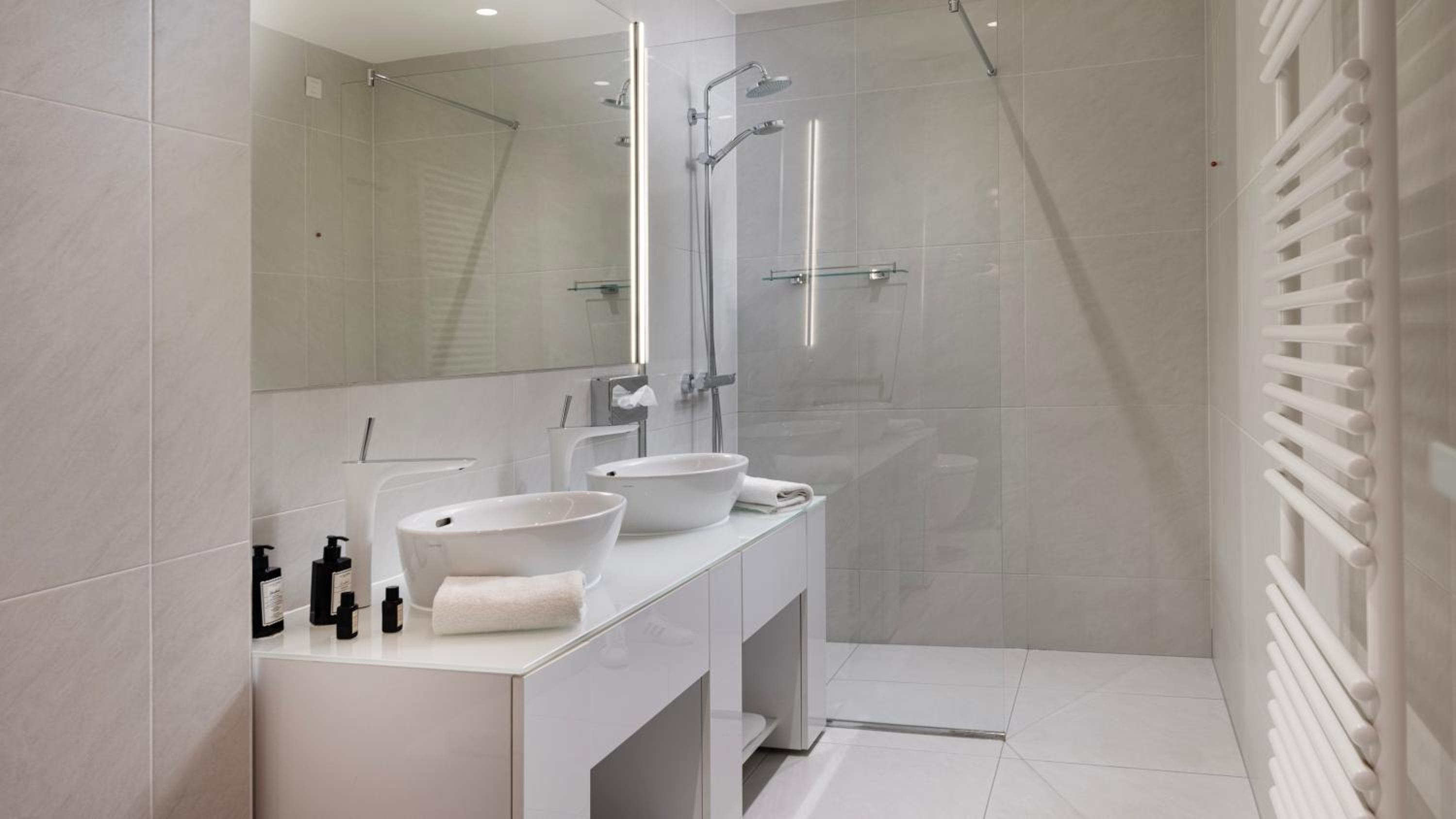 Grand Luxury King Room - Photo 8