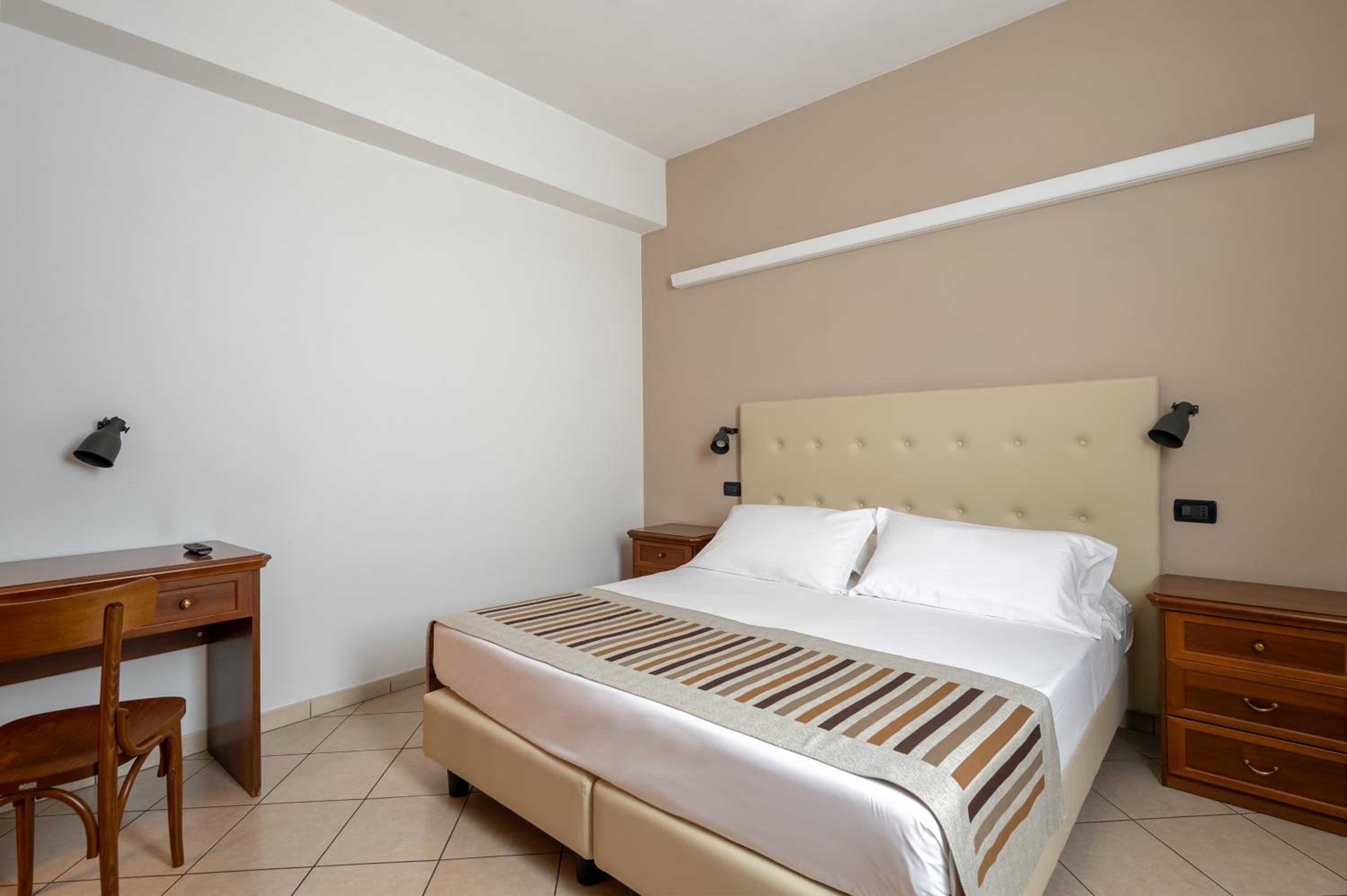 Standard Double or Twin Room - Photo 1