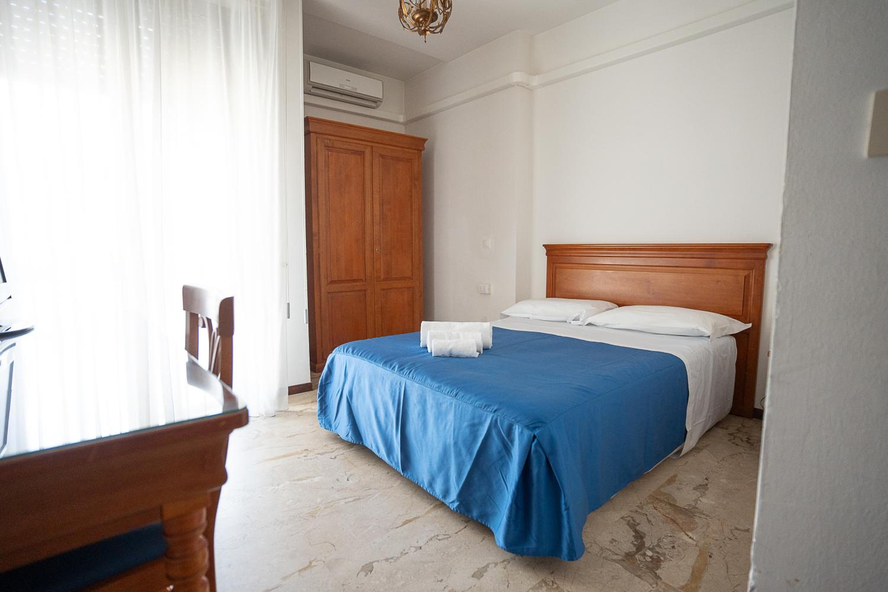 Large Single Room photo 3