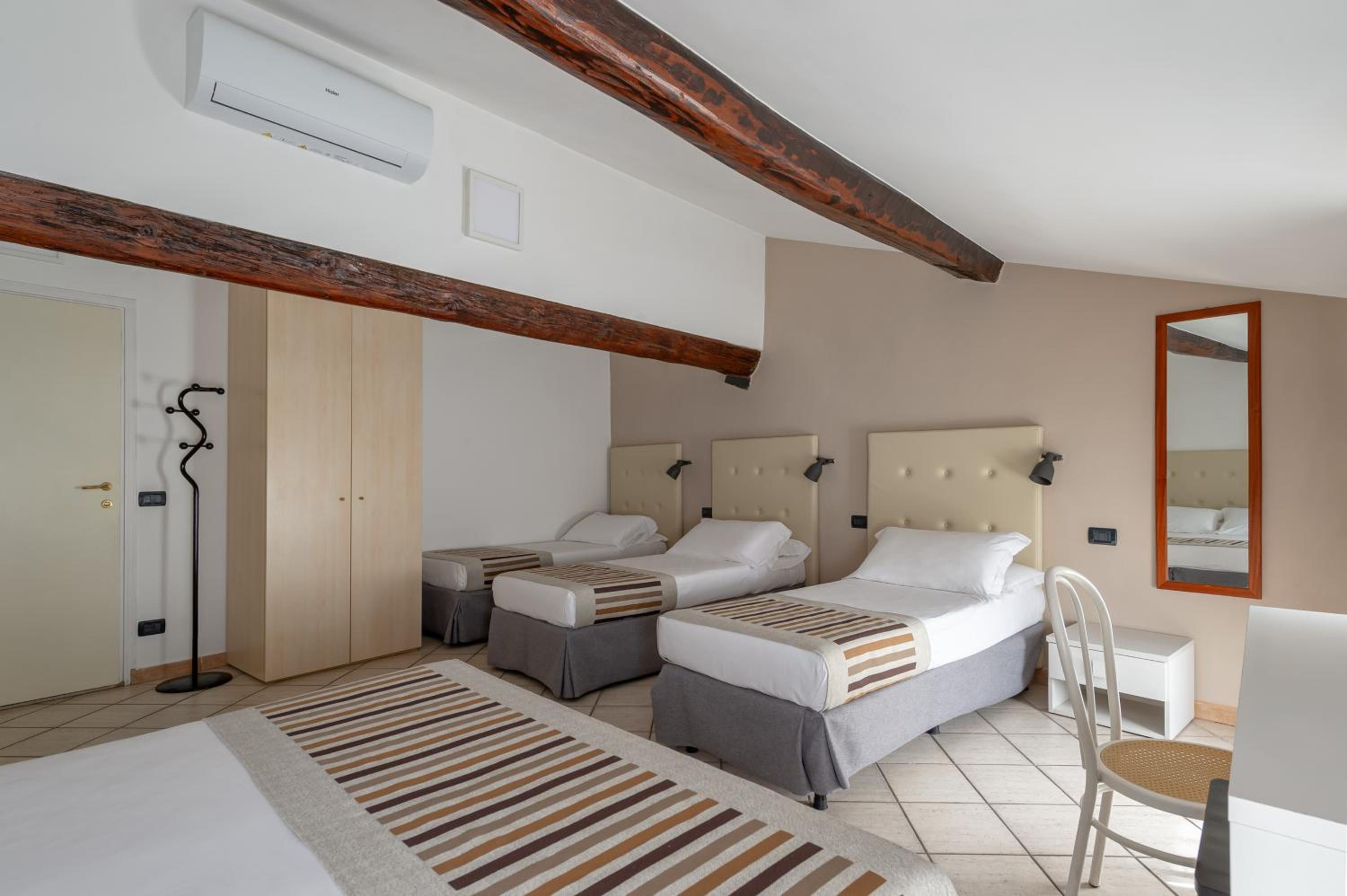 Quadruple Room - Photo 8