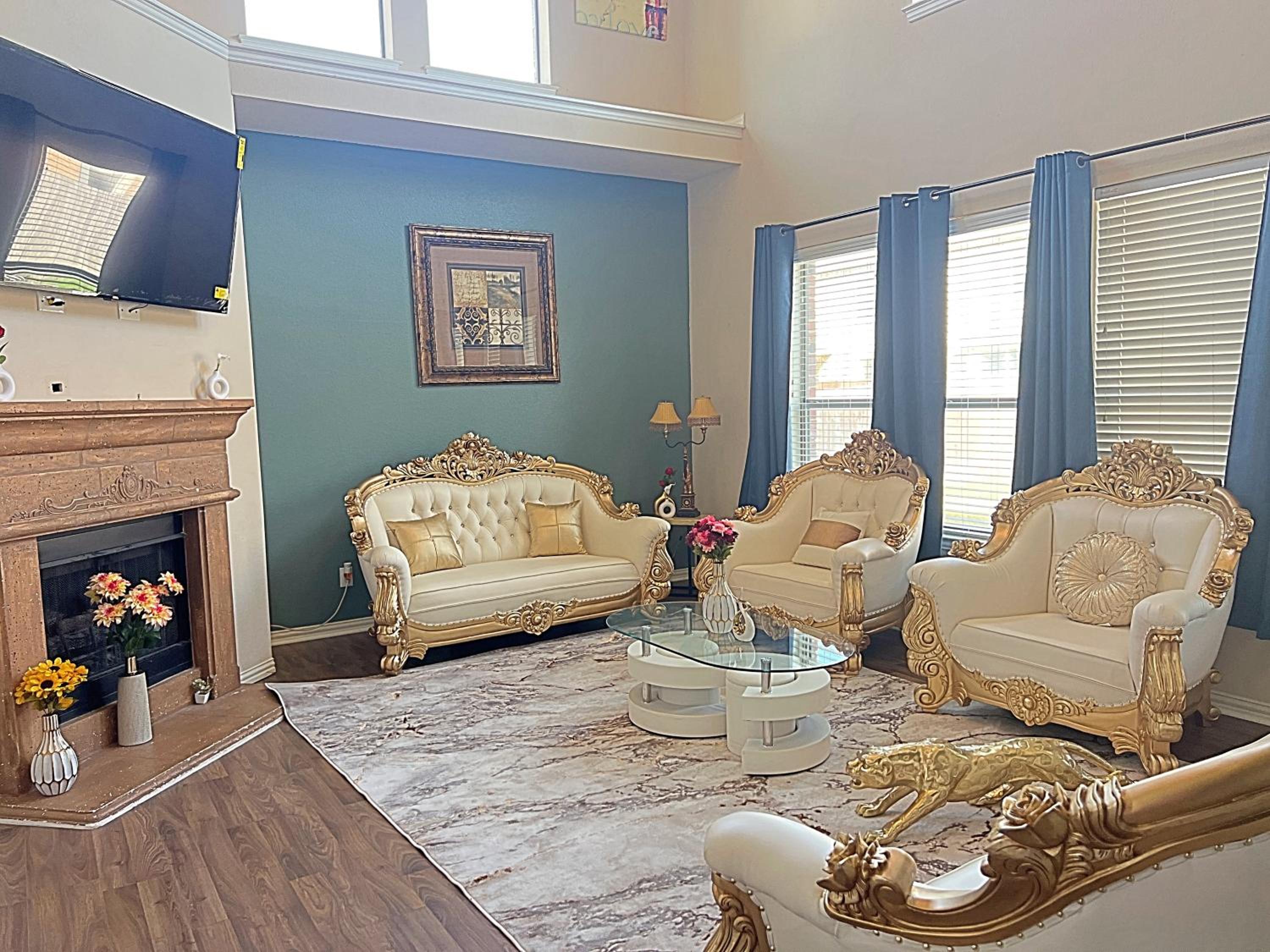 Six-Bedroom House photo 1