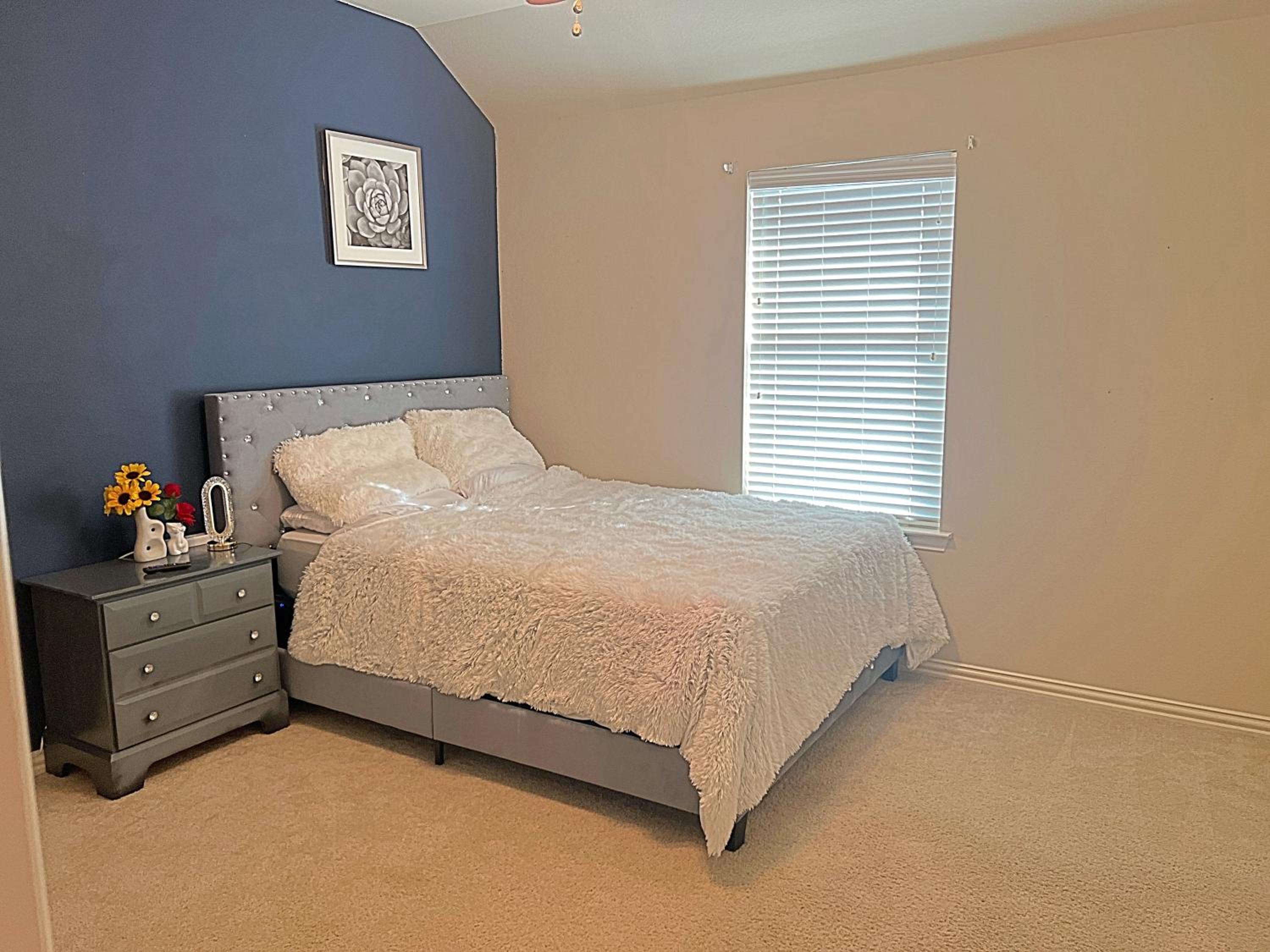 Six-Bedroom House photo 2