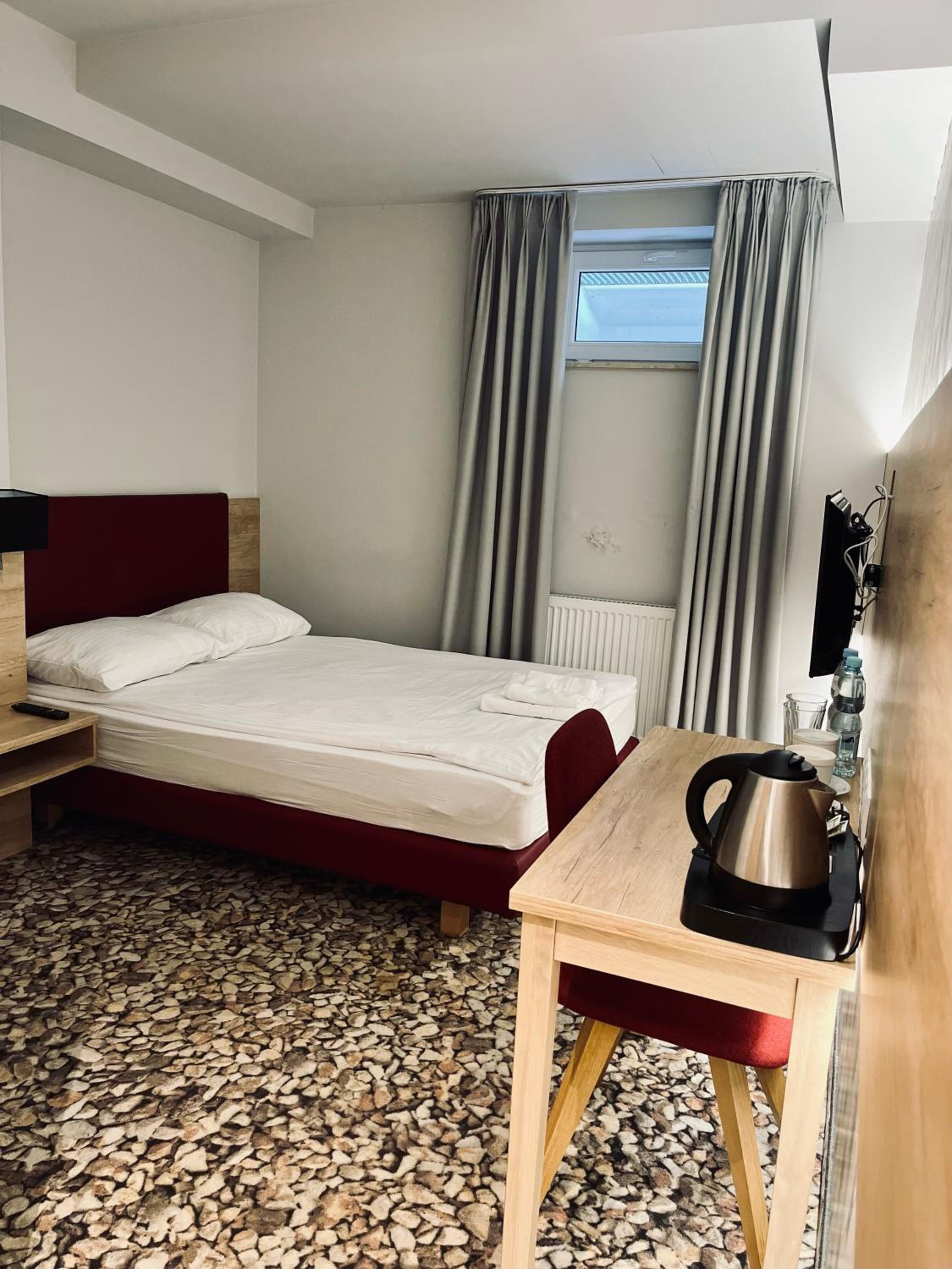 Small Single Room photo 3