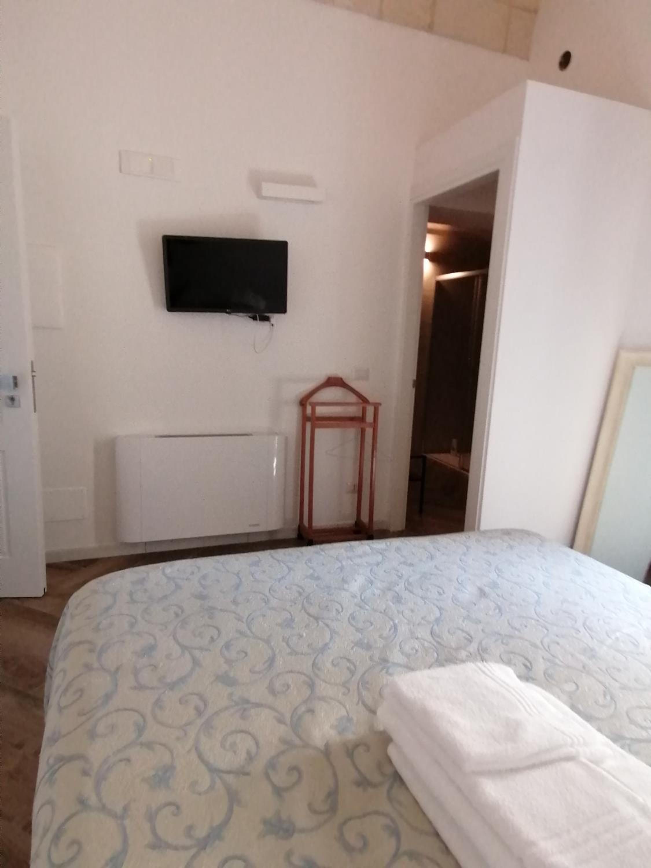 Double Room with Private Bathroom - Photo 8