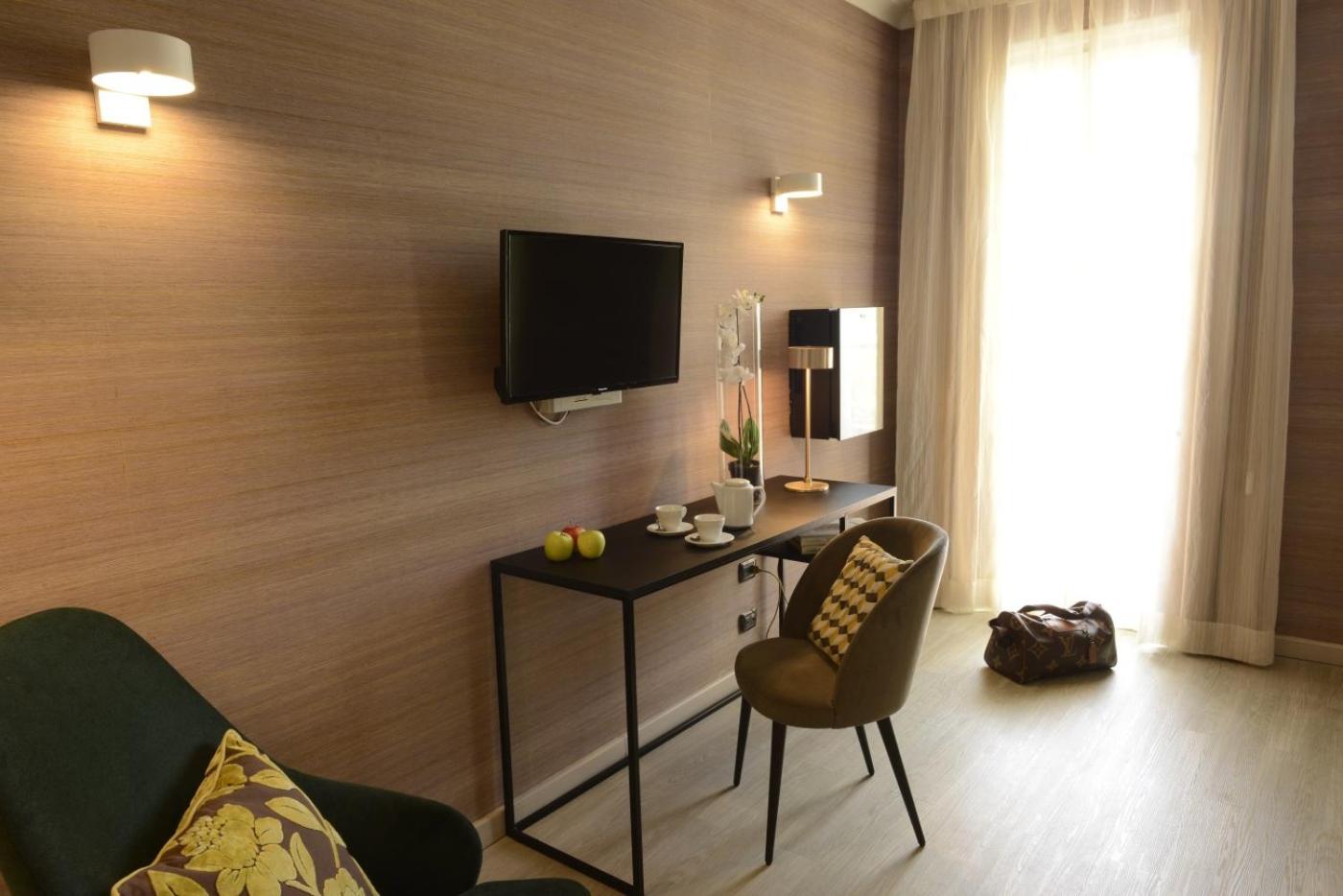 Deluxe Double or Twin Room with Balcony - Photo 12