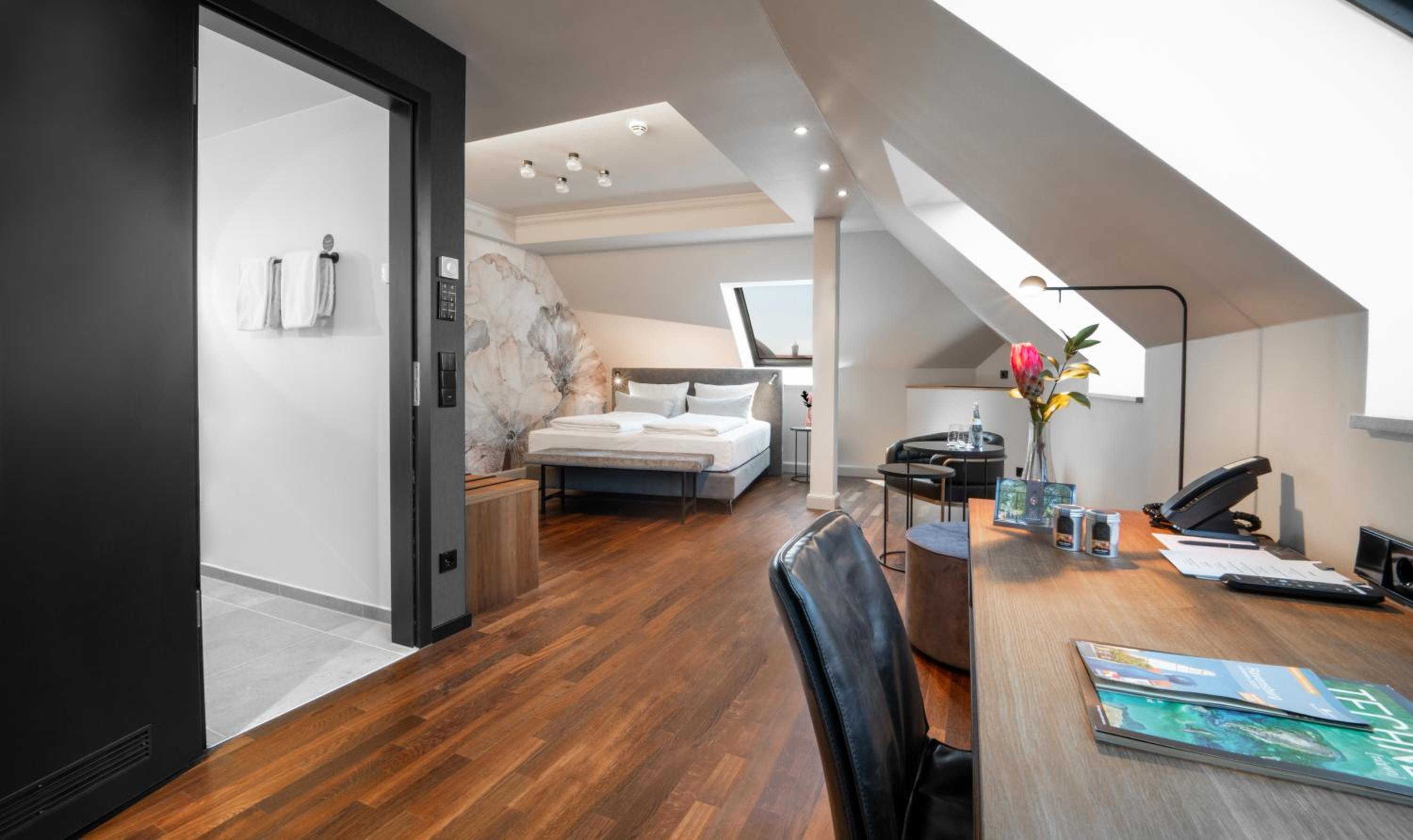 Large Double Room - Photo 6
