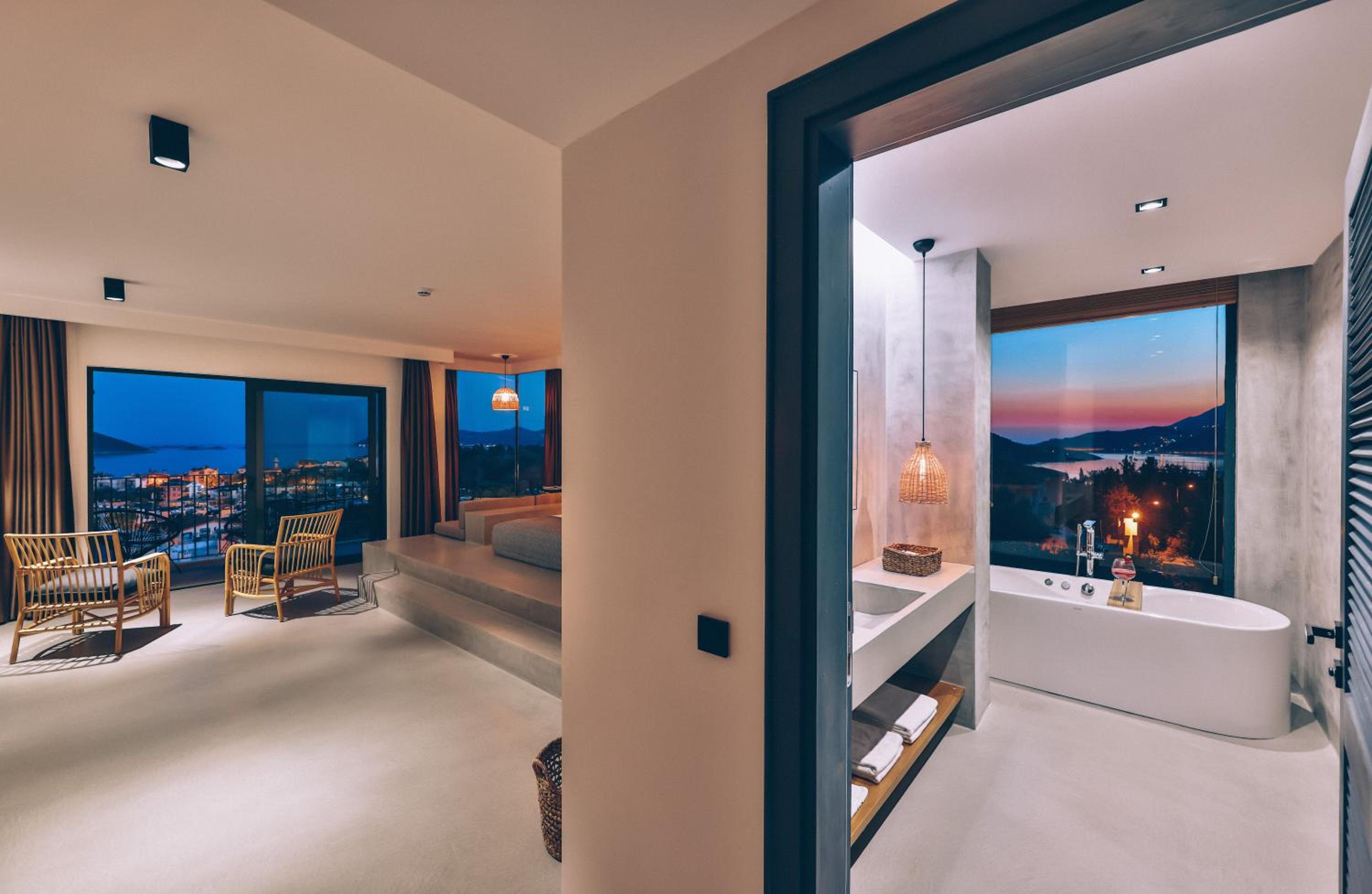 Deluxe Suite with Spa Bath - Photo 1