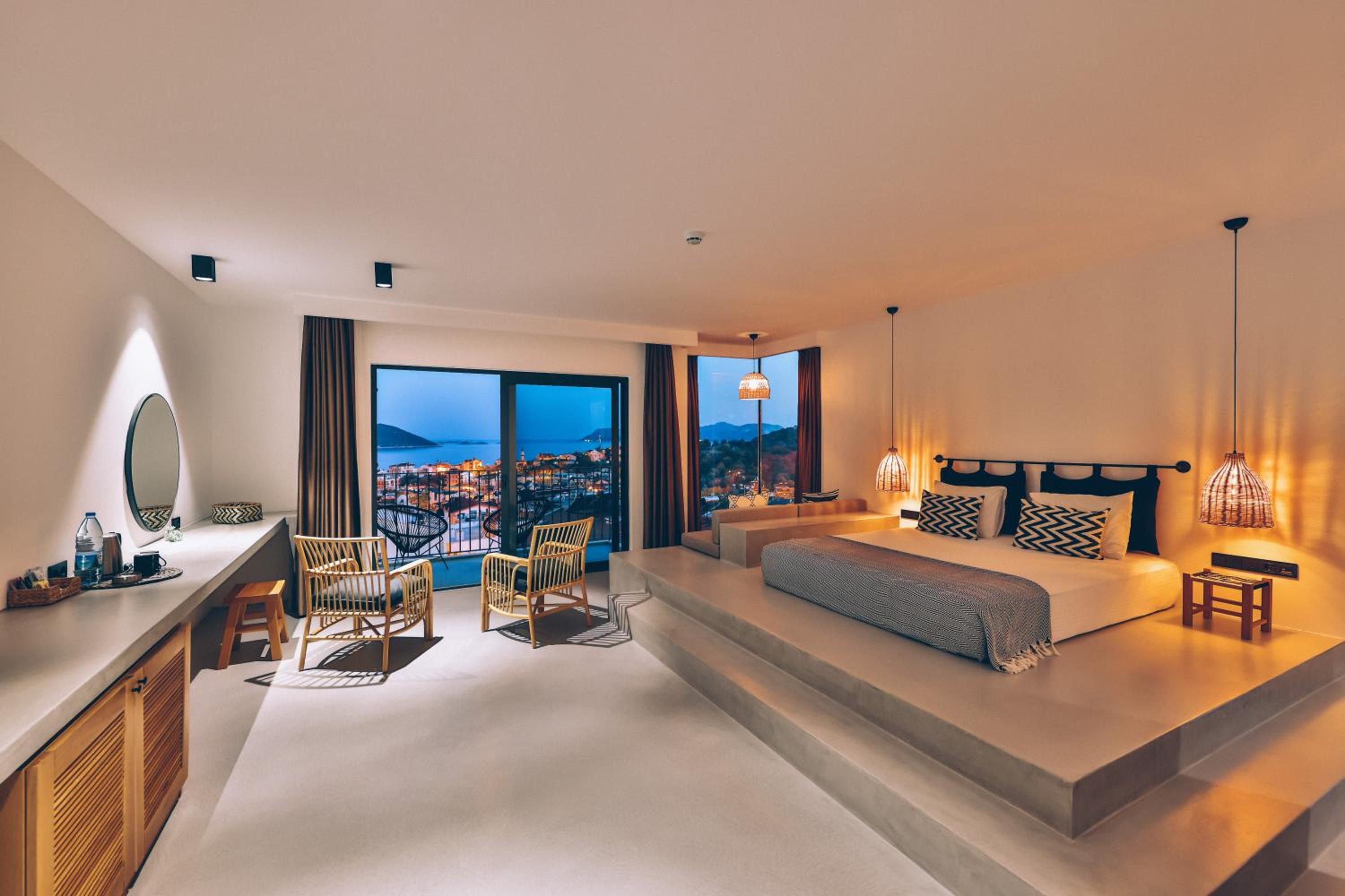 Deluxe Suite with Spa Bath - Photo 9