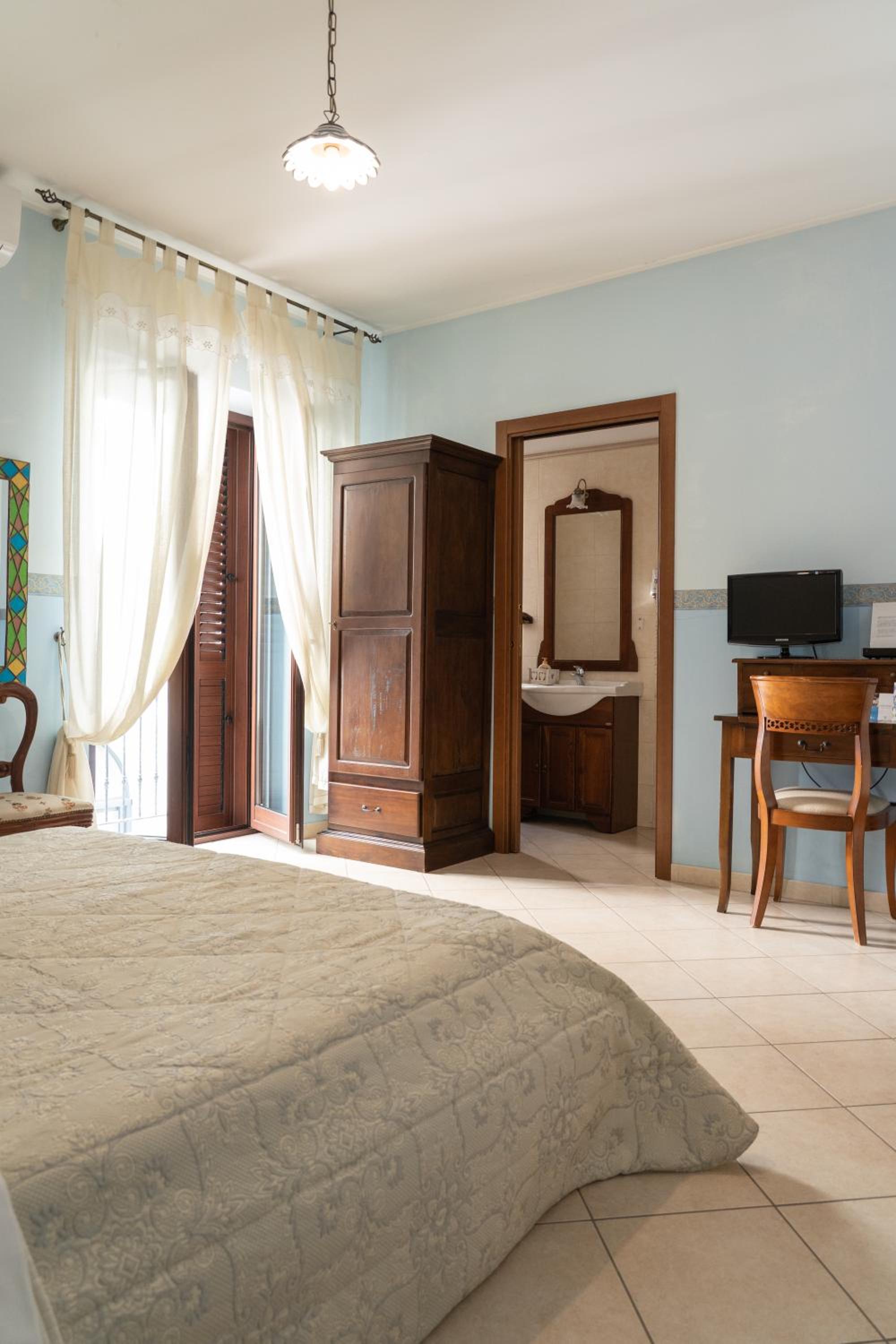 Double or Twin Room with Private Bathroom - Photo 5