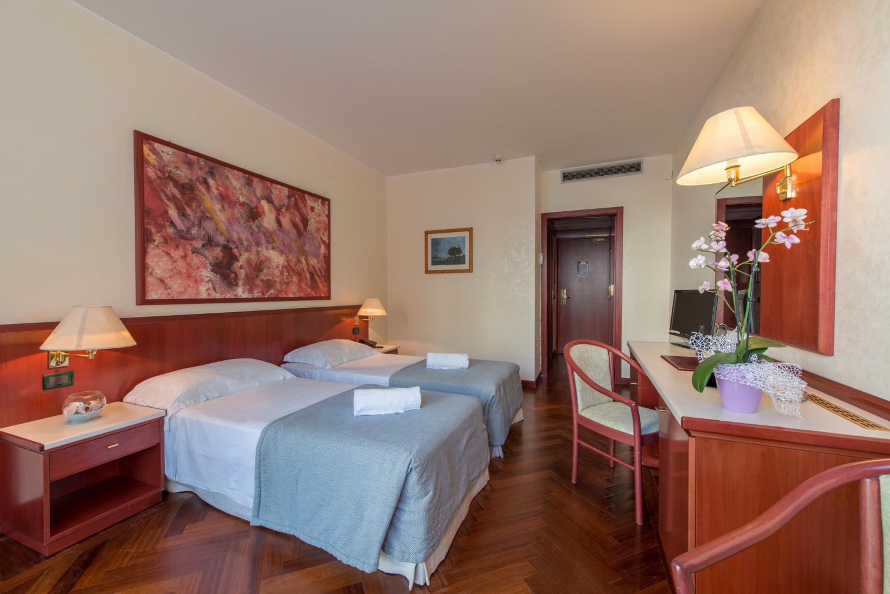Standard Double or Twin Room - Photo 4