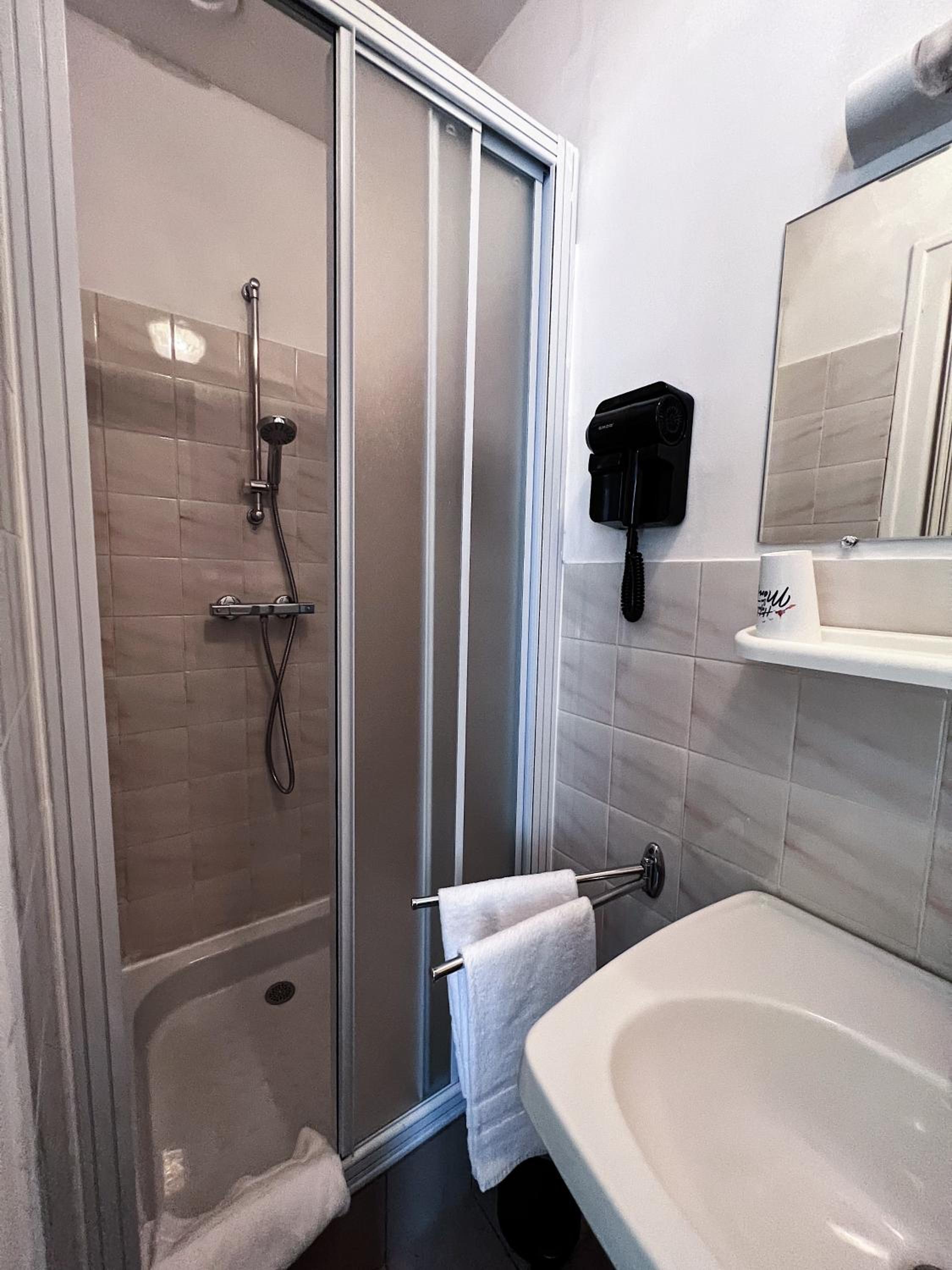 Single Room photo 3