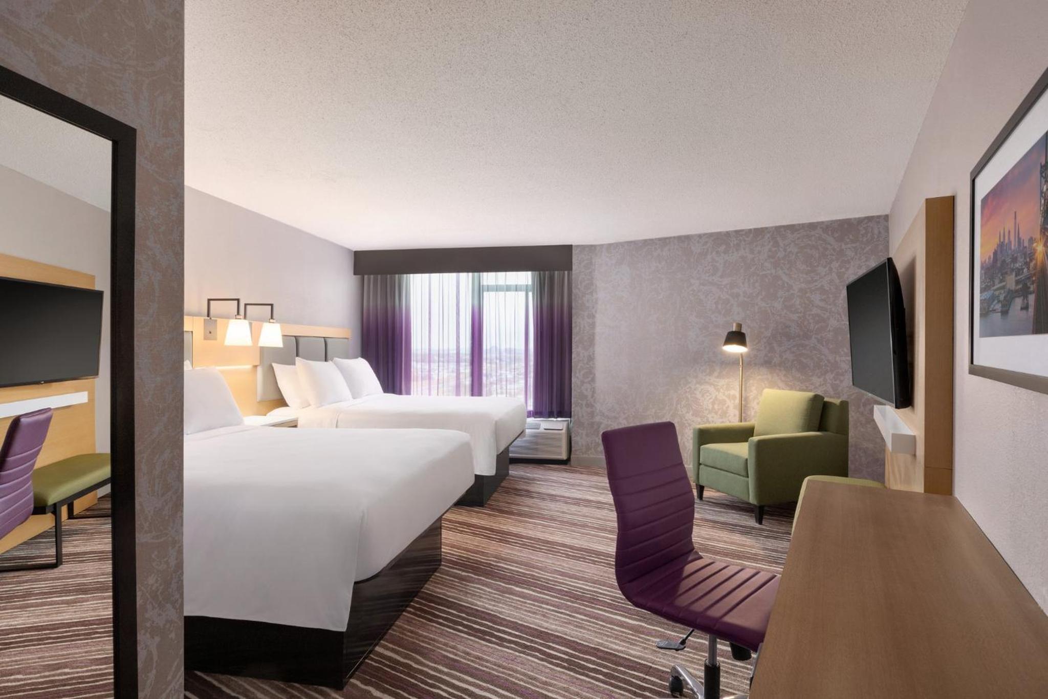 Standard Room with Two Queen Beds - Photo 2