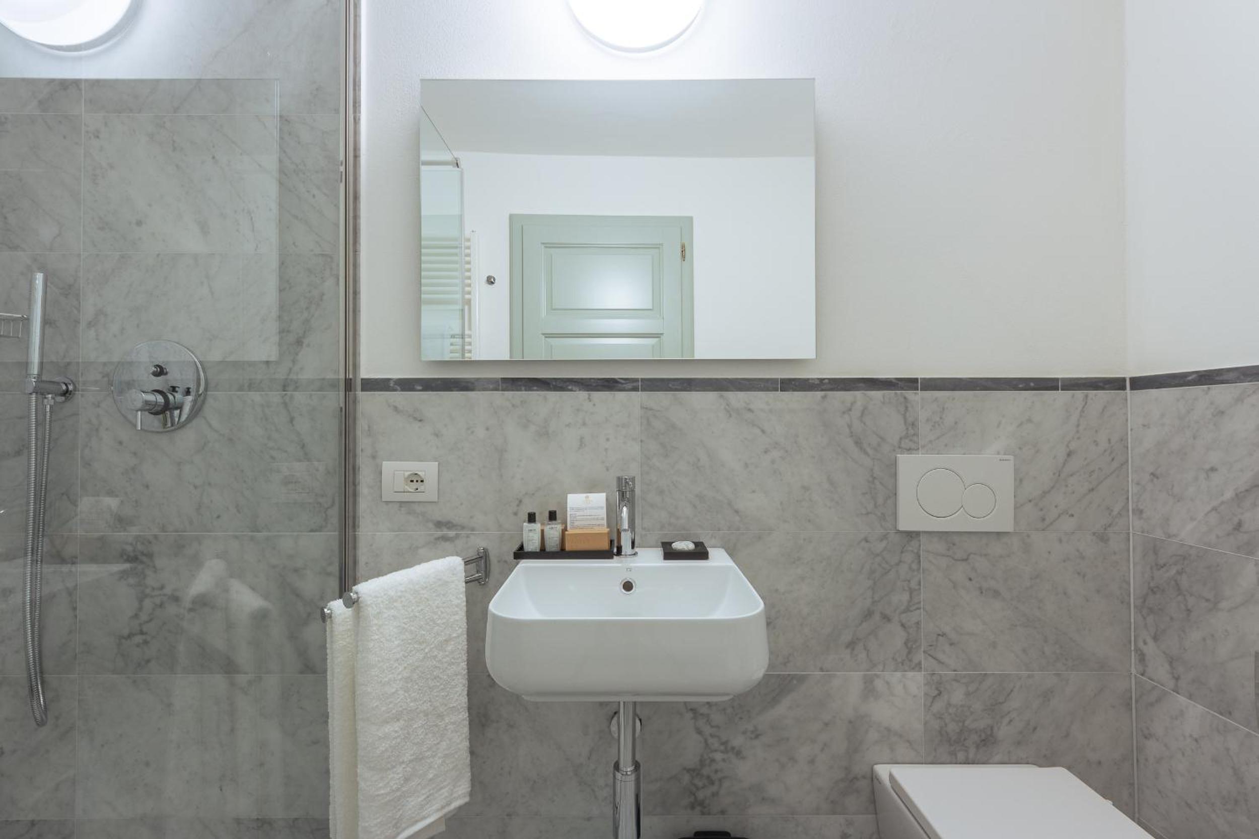 One-Bedroom Split Level Residence Jacinthe - Photo 3