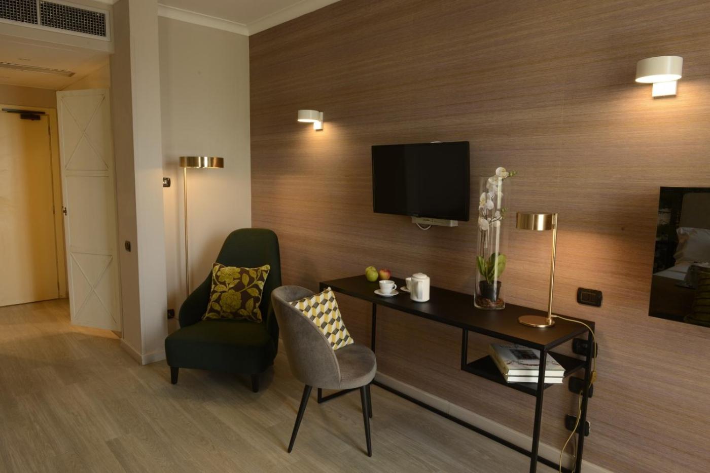 Deluxe Double or Twin Room with Balcony - Photo 2
