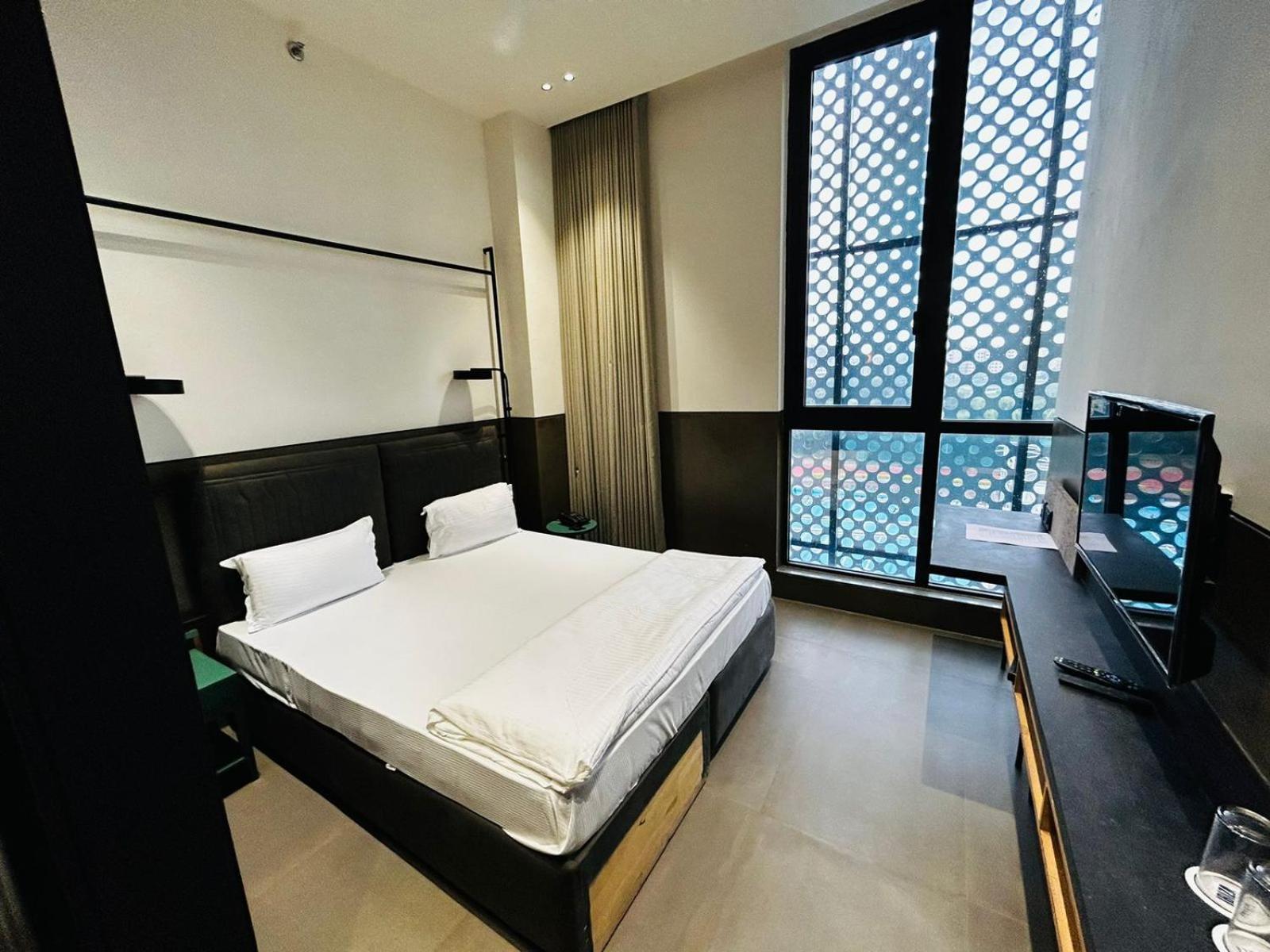Deluxe Queen Room - Photo 1