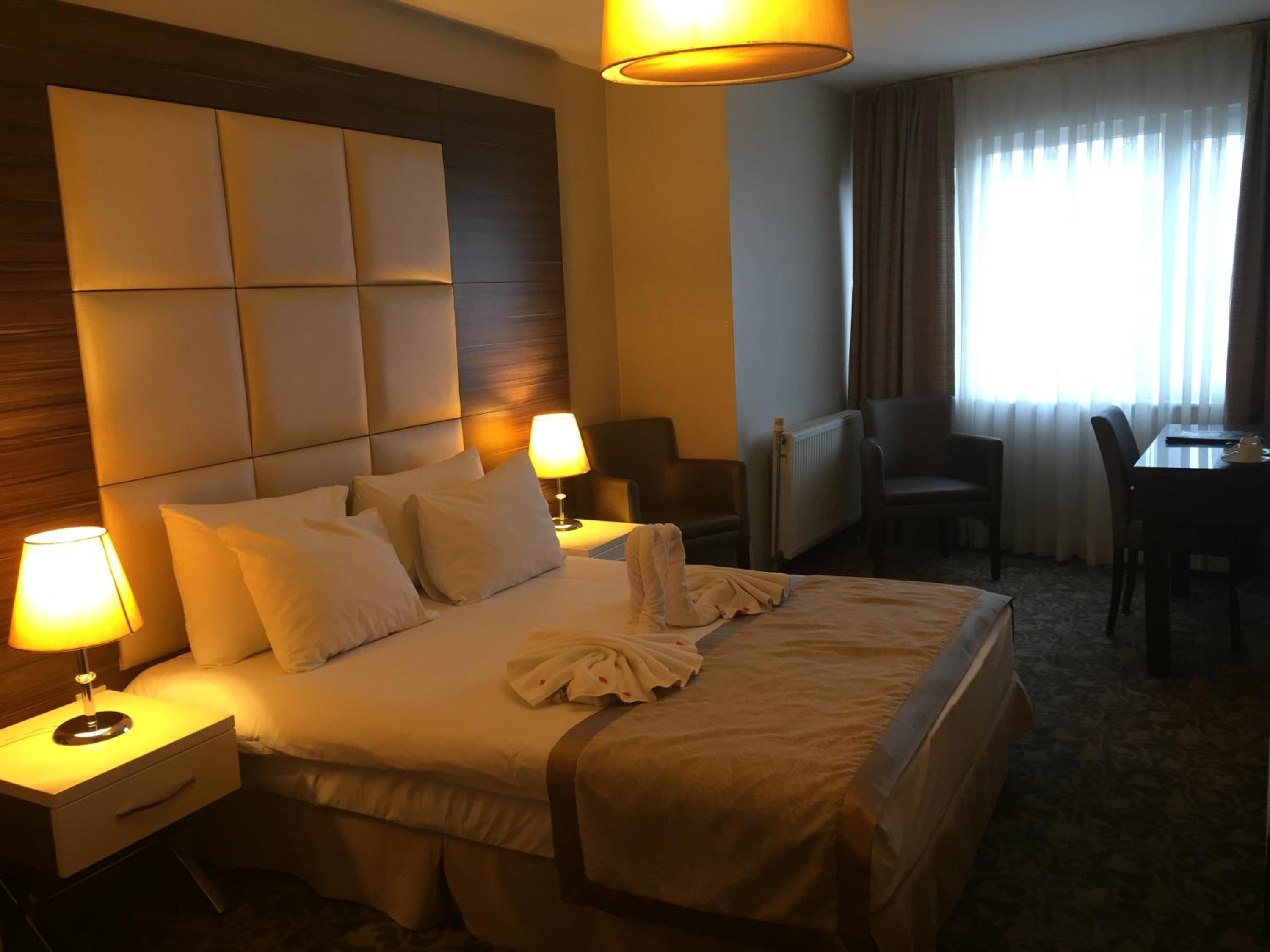 Deluxe Room (2 Adults + 1 Child) photo 1