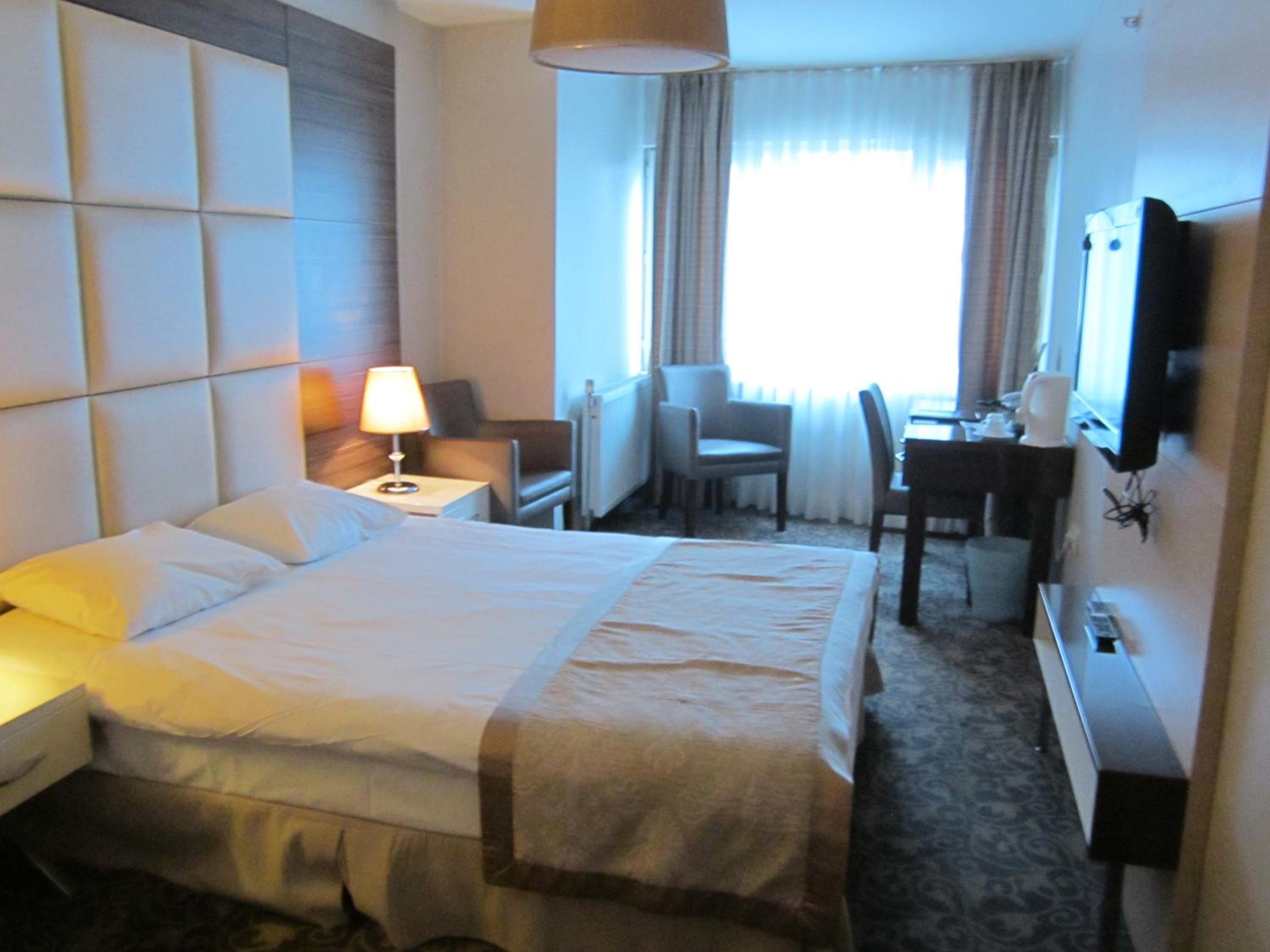 Deluxe Room (2 Adults + 1 Child) photo 3