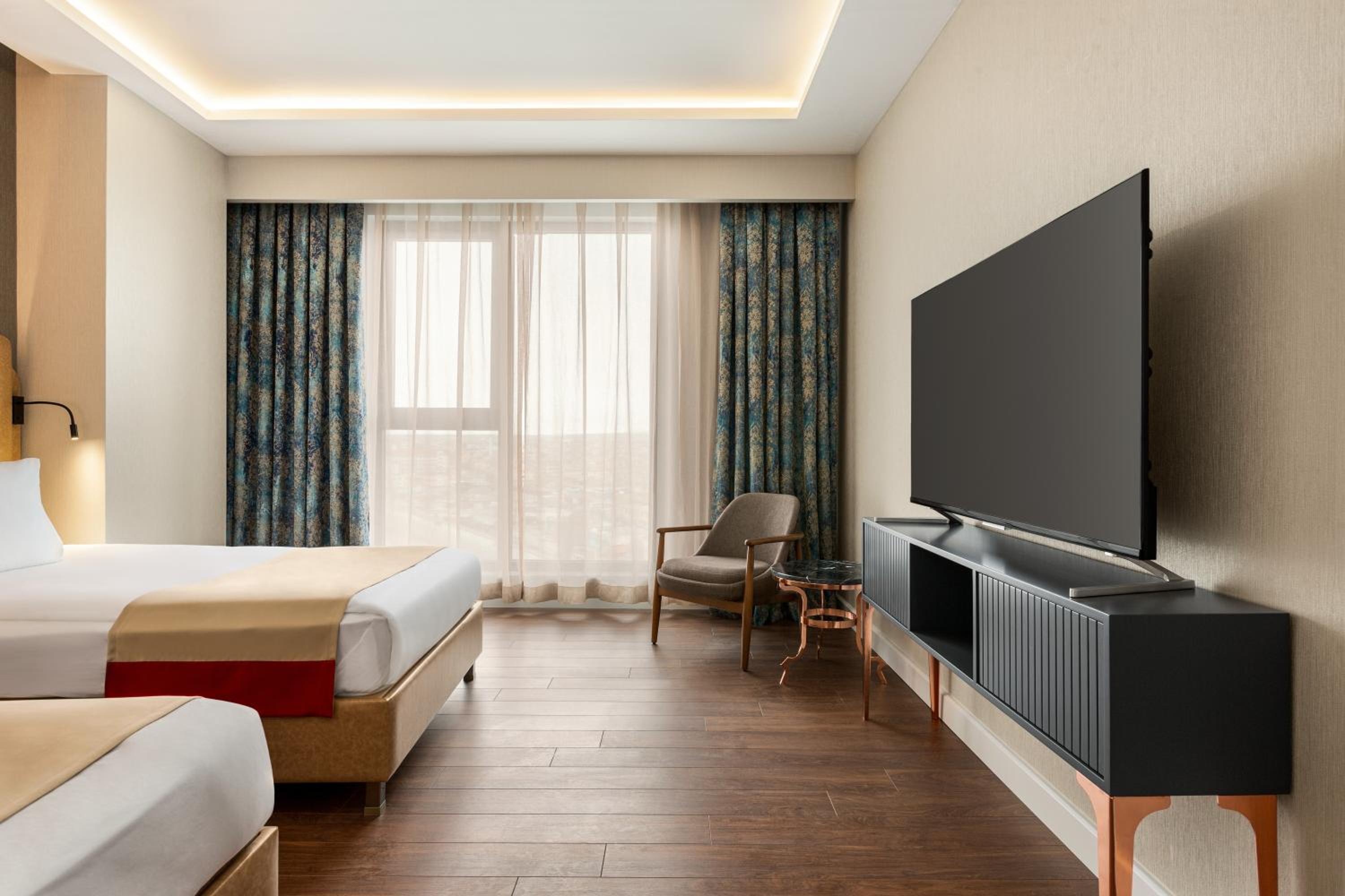 King Presidential Suite with One Kind Bed and Two Twin Beds -  Non-Smoking photo 2