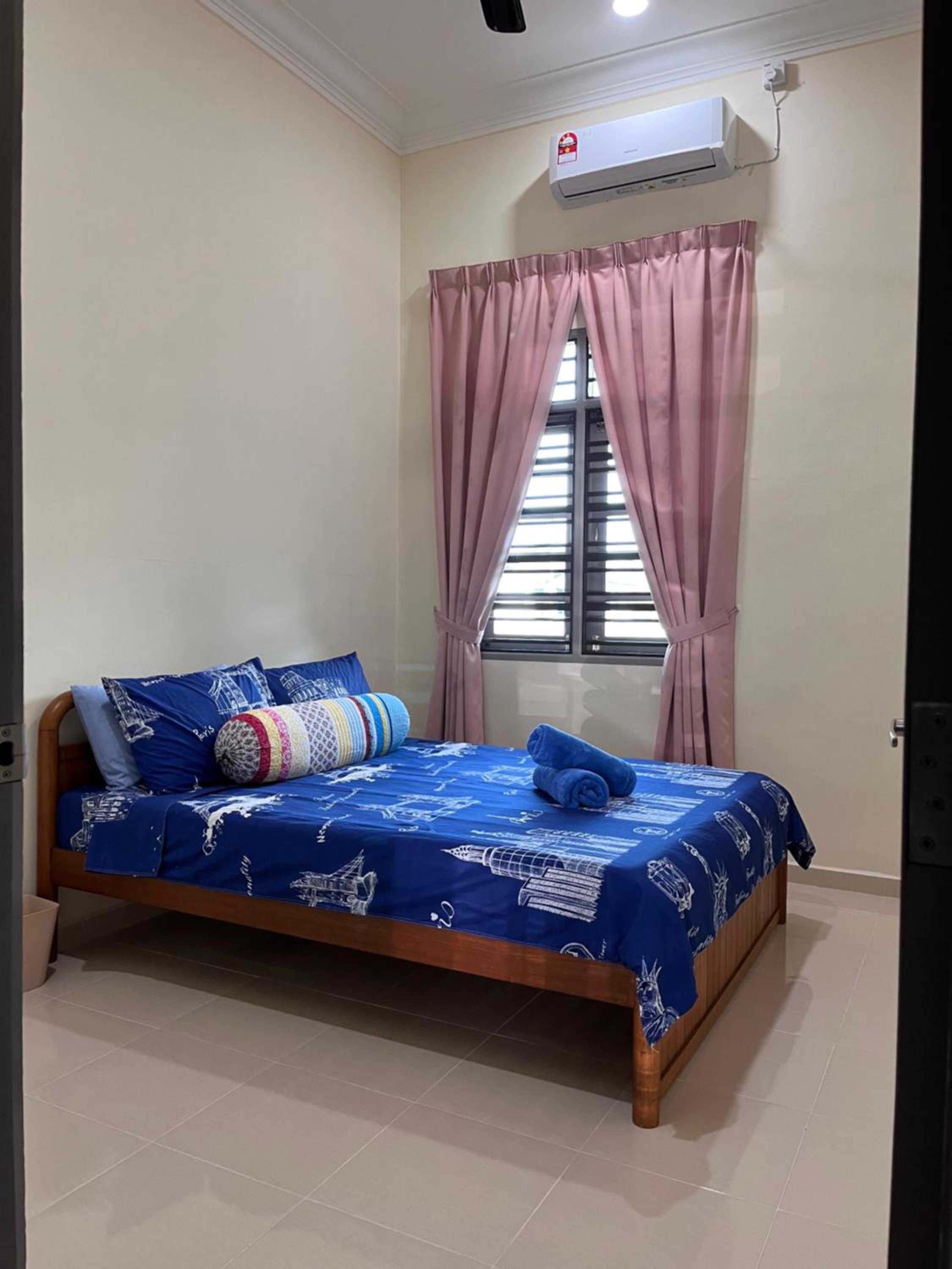 Three-Bedroom House photo 3