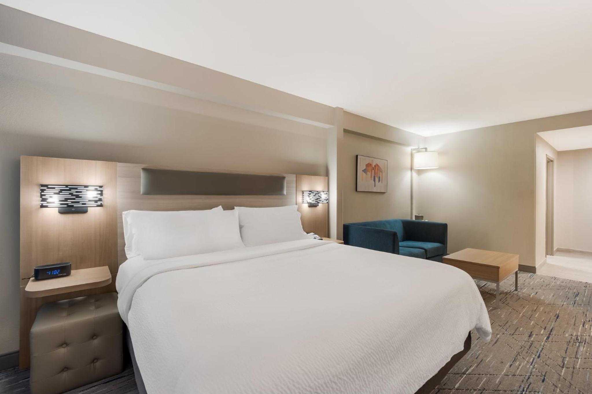 Executive King Suite - Photo 2